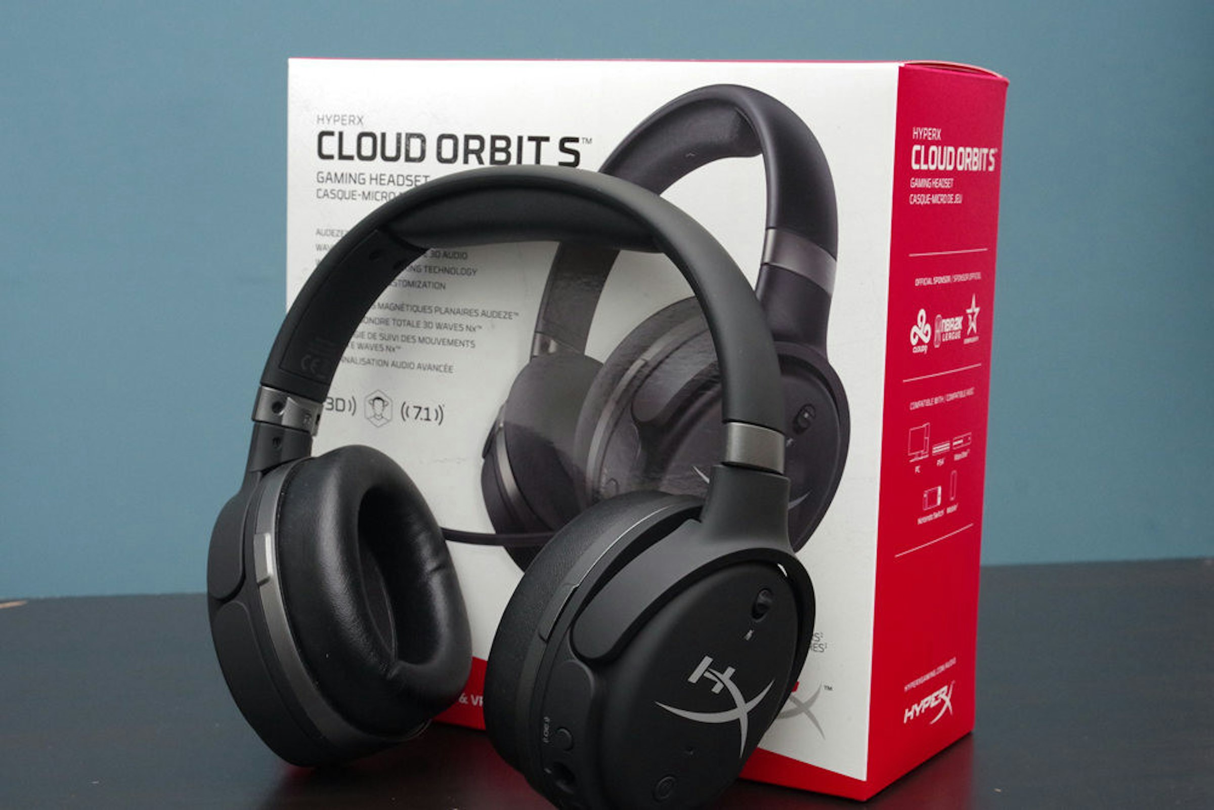 照片中提到了HYPERX、HYPERK、CLOUD ORBITS，跟哈里的有關，包含了頭戴式耳機、音響器材、產品設計、產品、頭戴式耳機