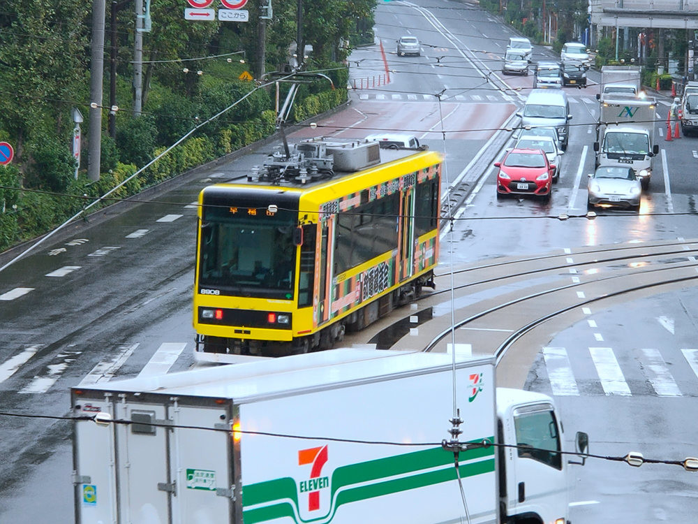 照片中提到了ここから、8908、ELEVEN，跟CP全部有关，包含了都市区、快速运输、总线、交通拥堵、交通