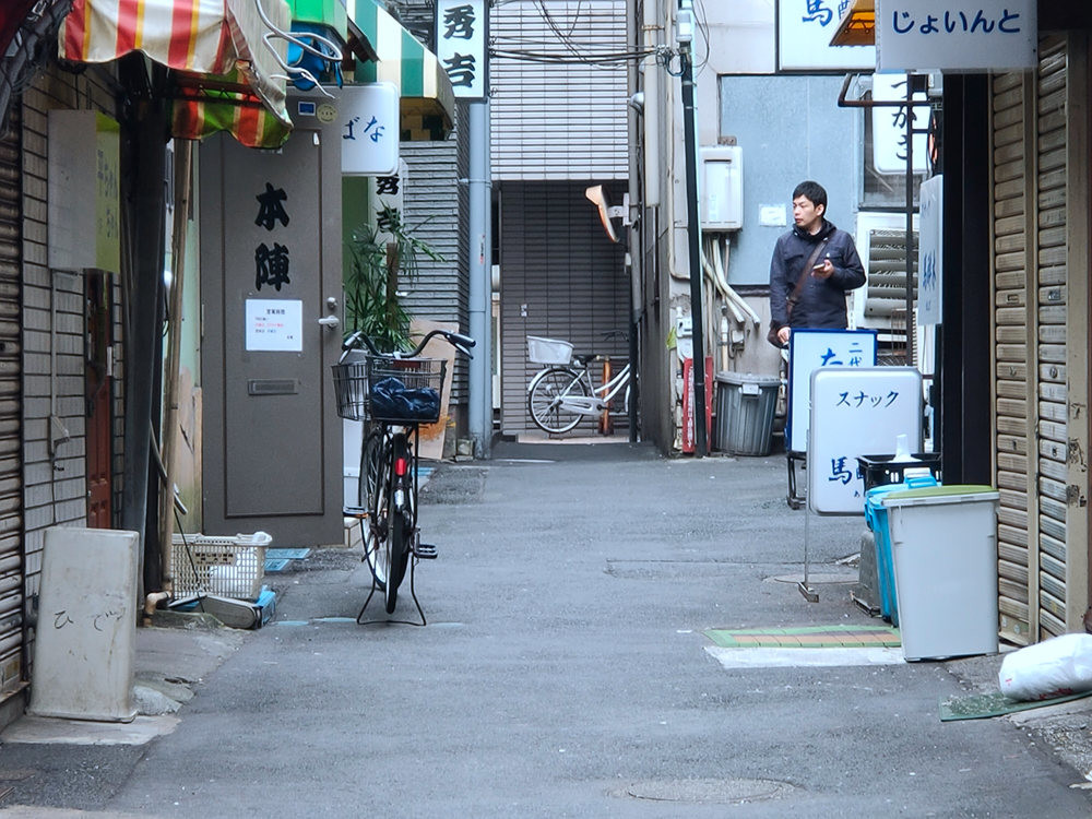 照片中提到了じょいんと、スナック、本障，包含了车道、自行车、人行道、汽车、行人