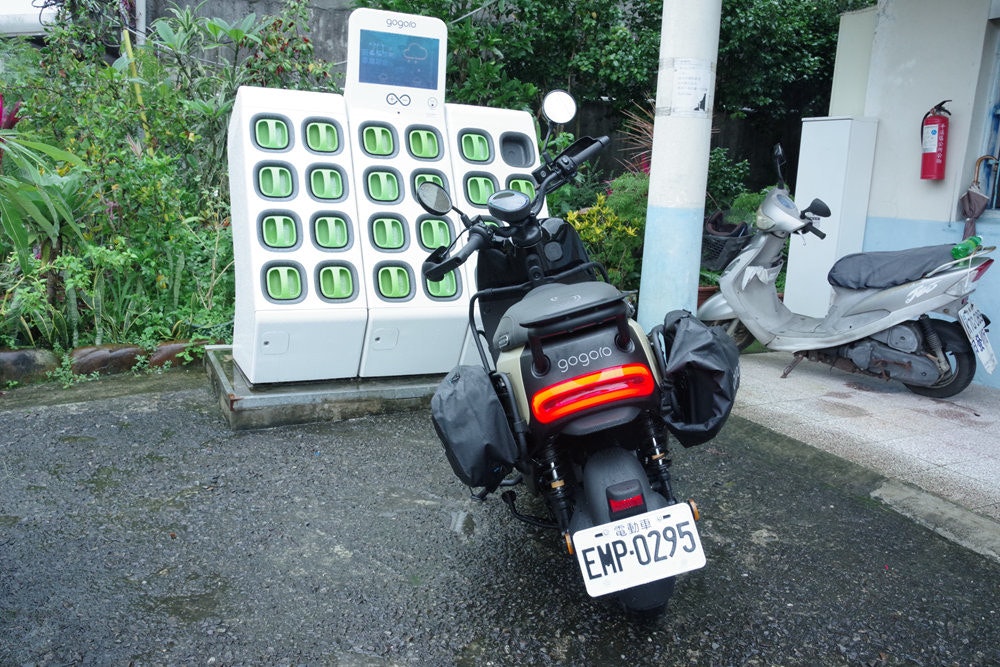 Gogoro, Scooter, , Car, Motorcycle accessories, Motorcycle, Motor vehicle, Electric motorcycles and scooters, Vehicle, Electric battery, car, Motor vehicle, Vehicle, Scooter, Motorcycle, Car, Auto part, Automotive exterior, Automotive lighting, Asphalt