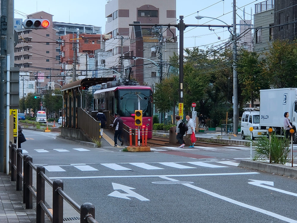 照片中提到了前、30、SALLO，包含了都市区、红绿灯、汽车、运输、交通