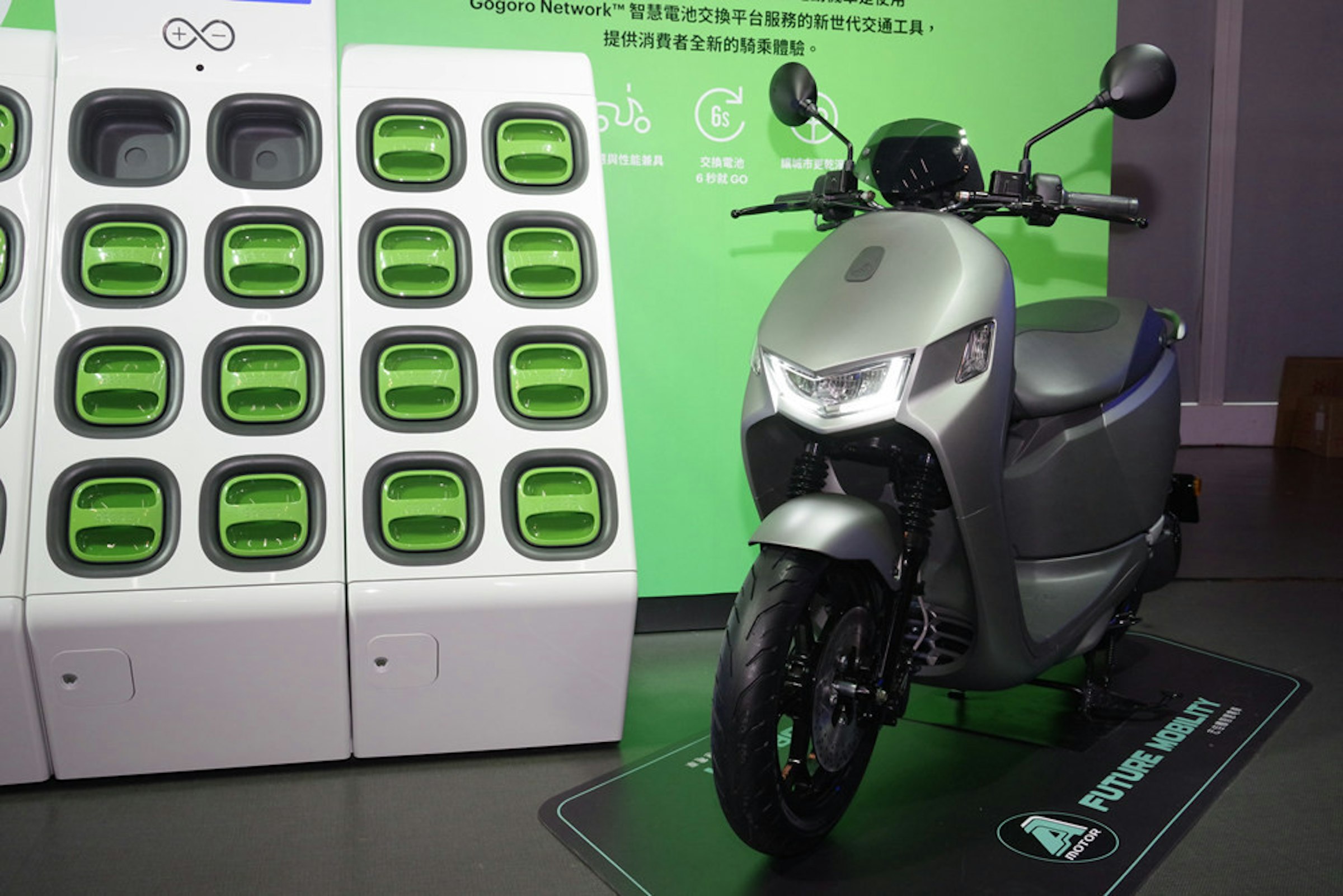 Scooter, Gogorodianchijiaohuanzhanquanlianluzhouchongyangdian Station, Car, , Motorcycle accessories, Gogoro, Motorcycle, Pxmart, , Motor vehicle, car, Motor vehicle, Automotive design, Green, Scooter, Vehicle, Automotive tire, Tire, Motorcycle accessories, Motorcycle, Car