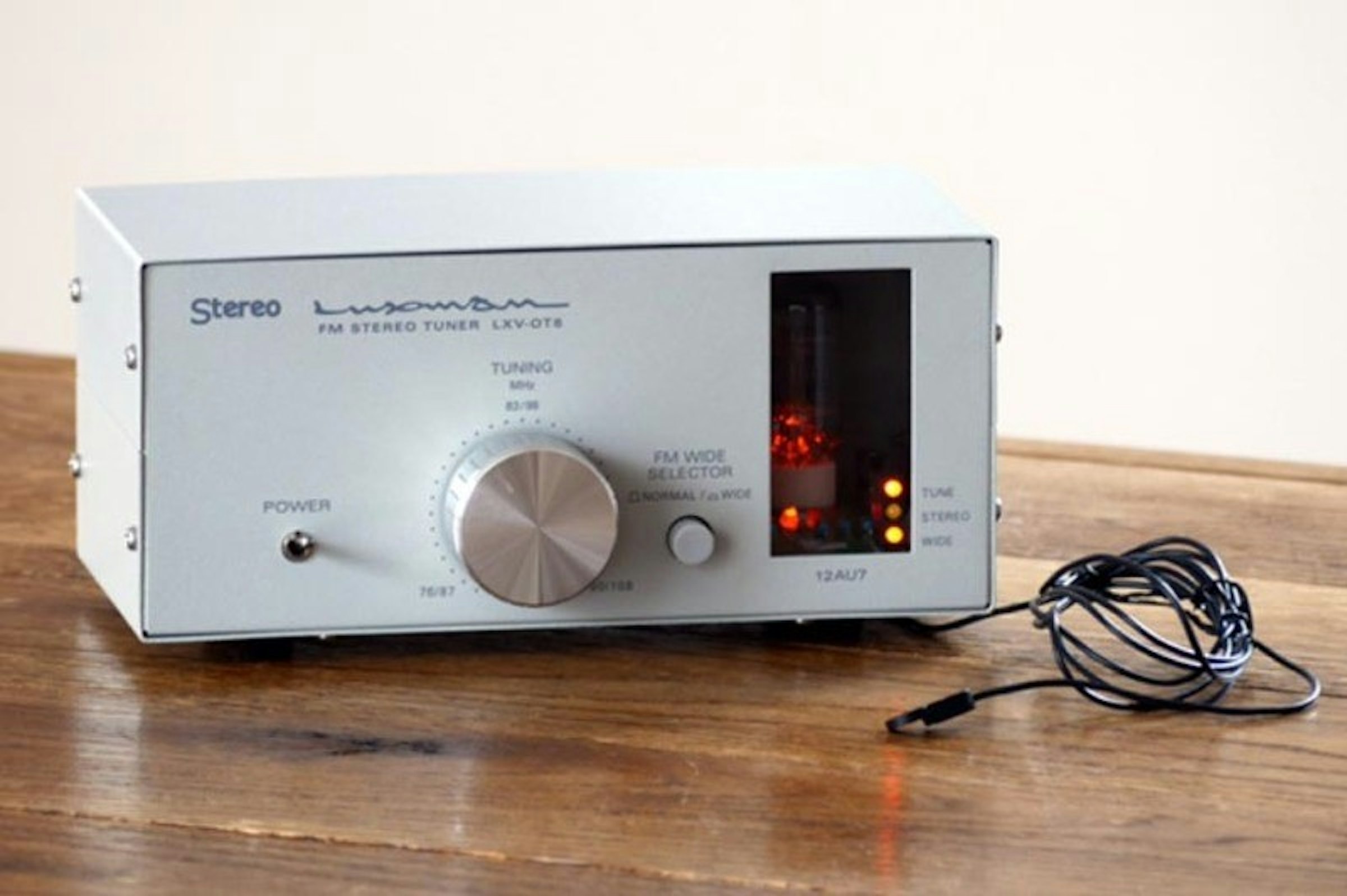 ジャズと喫茶とオーディオ, Stereophonic sound, Electronics, Luxman Corporation, Tuner, Audio, Frequency modulation, Vacuum tube, Audiophile, Loudspeaker, electronics, Product, Electronic device, Technology, Electronics, Audio equipment