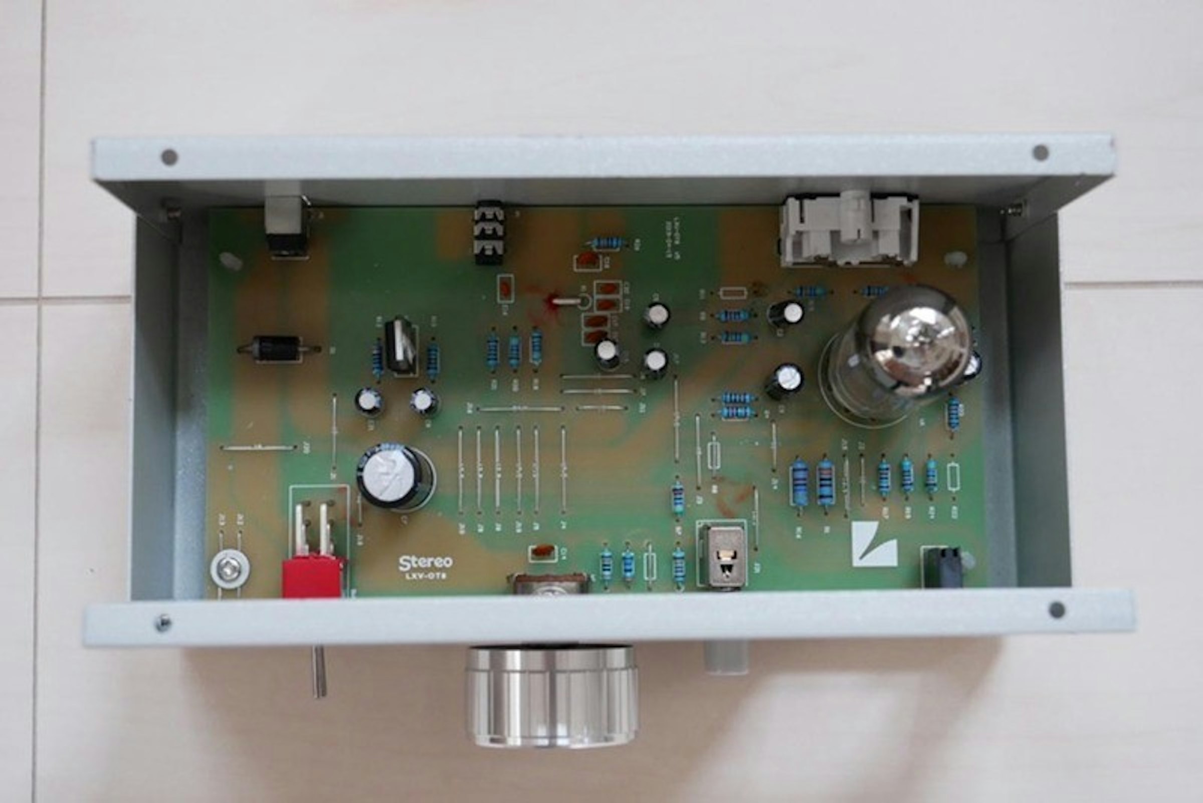 Electronics, Electronic component, Tuner, Vacuum tube, Electronics Accessory, Frequency modulation, Stereophonic sound, Display device, Luxman Corporation, Electrical network, electronics, Electronics, Technology, Electronic device, Machine, Electronic component