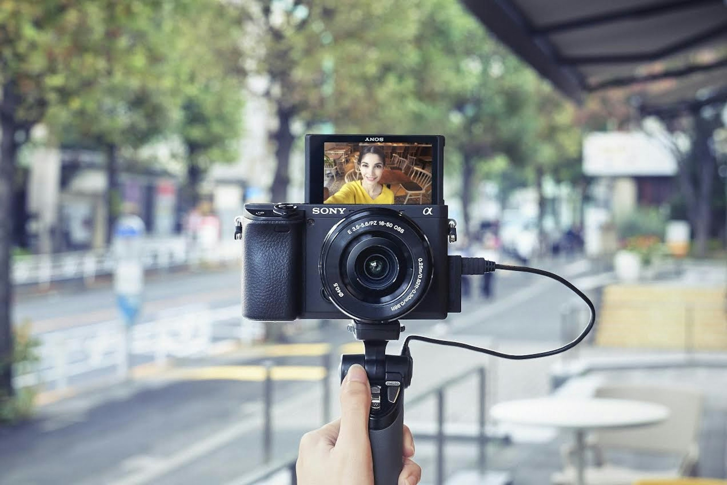 Sony α6400, Sony α9, Sony α7 III, Mirrorless interchangeable-lens camera, , Sony Corporation, Camera, Autofocus, Full-frame digital SLR, APS-C, camera accessory, Cameras & optics, Camera, Camera accessory, Point-and-shoot camera, Photography, Camera lens, Video camera, Road, Lens, Single-lens reflex camera