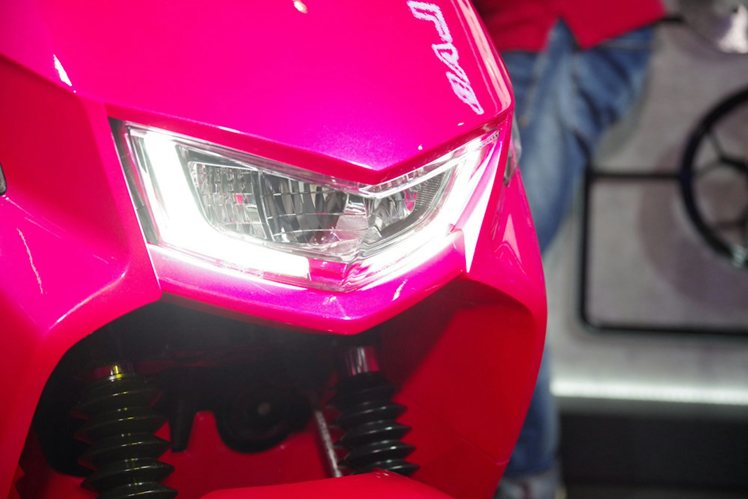 Car, Headlamp, Auto show, Automotive design, Motor vehicle, Technology, Wheel, Vehicle, Design, Electric motor, auto show, Motor vehicle, Automotive design, Automotive lighting, Headlamp, Red, Vehicle, Car, Light, Pink, Automotive exterior