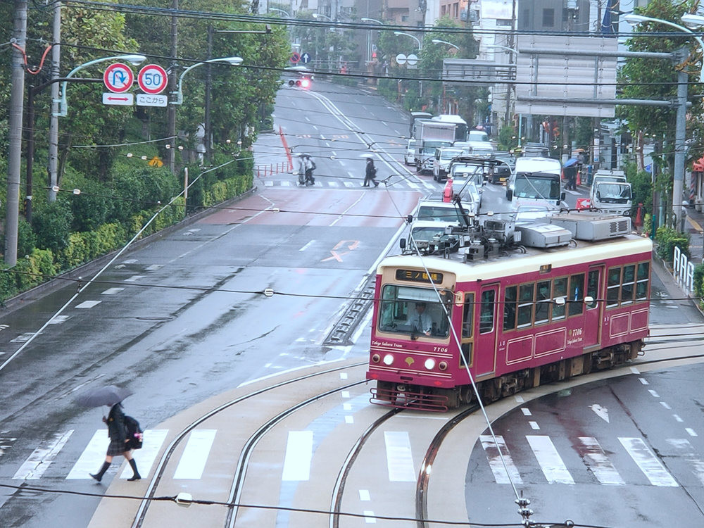 照片中提到了60、ここから、TO06，包含了都市区、手推车、交通拥堵、交通、运输