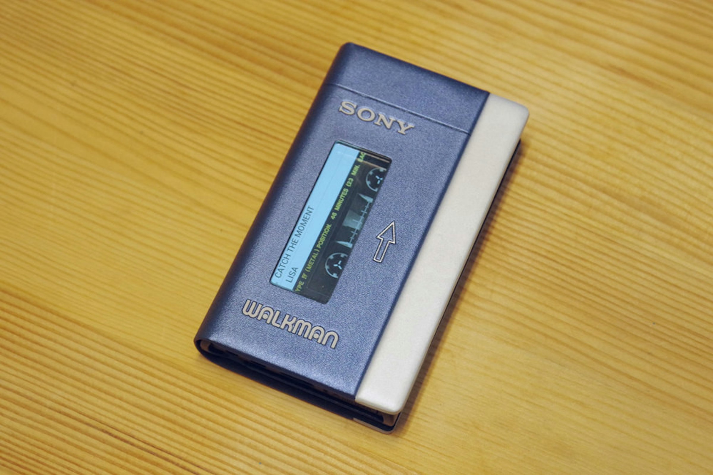 照片中提到了SONY、WALKMAN、4 MINUTES (23 MIN，跟了索尼有關，包含了電子配件、電子配件、產品設計、產品、牌