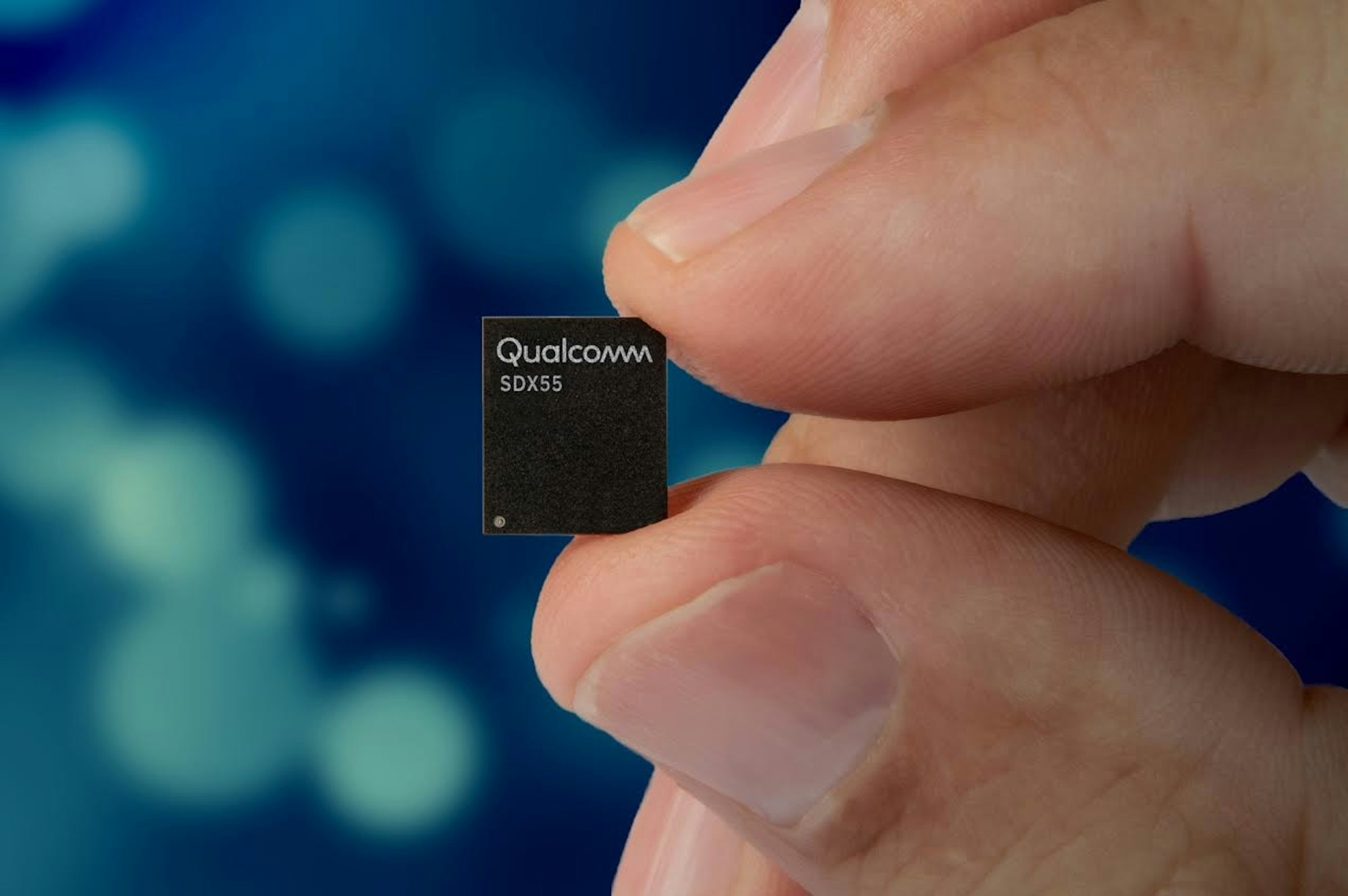Mobile World Congress, Qualcomm Snapdragon, 5G, , Qualcomm, Modem, Mobile Phones, Smartphone, 2G, Extremely high frequency, Qualcomm Snapdragon, Memory card, Flash memory, Technology, Electronic device, Finger, Electronics, Computer data storage, Hand, Electronics accessory