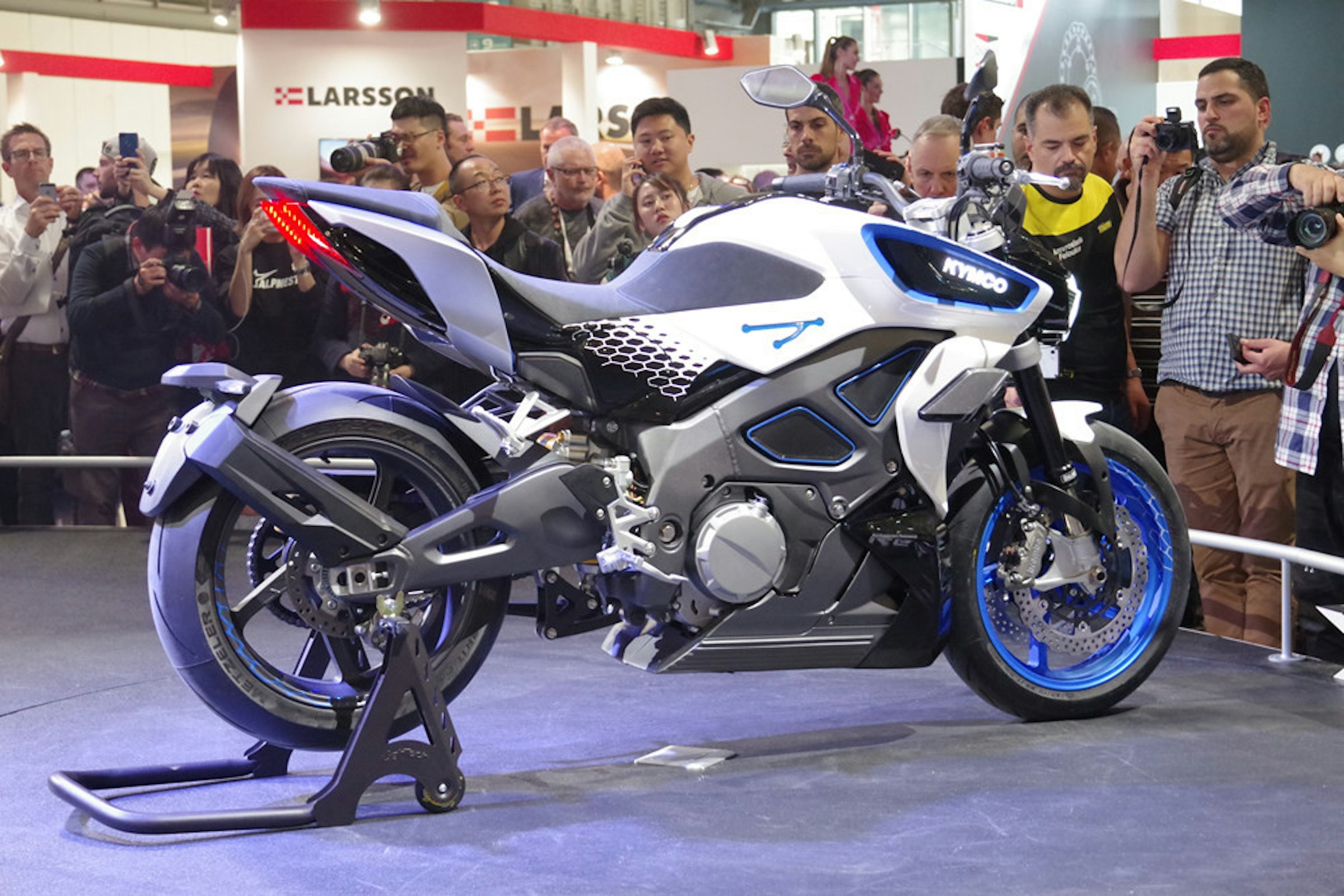 照片中提到了LARSSON、KYMCO，跟聯科、德索托有關，包含了摩托車、車展、摩托車、汽車、摩托車