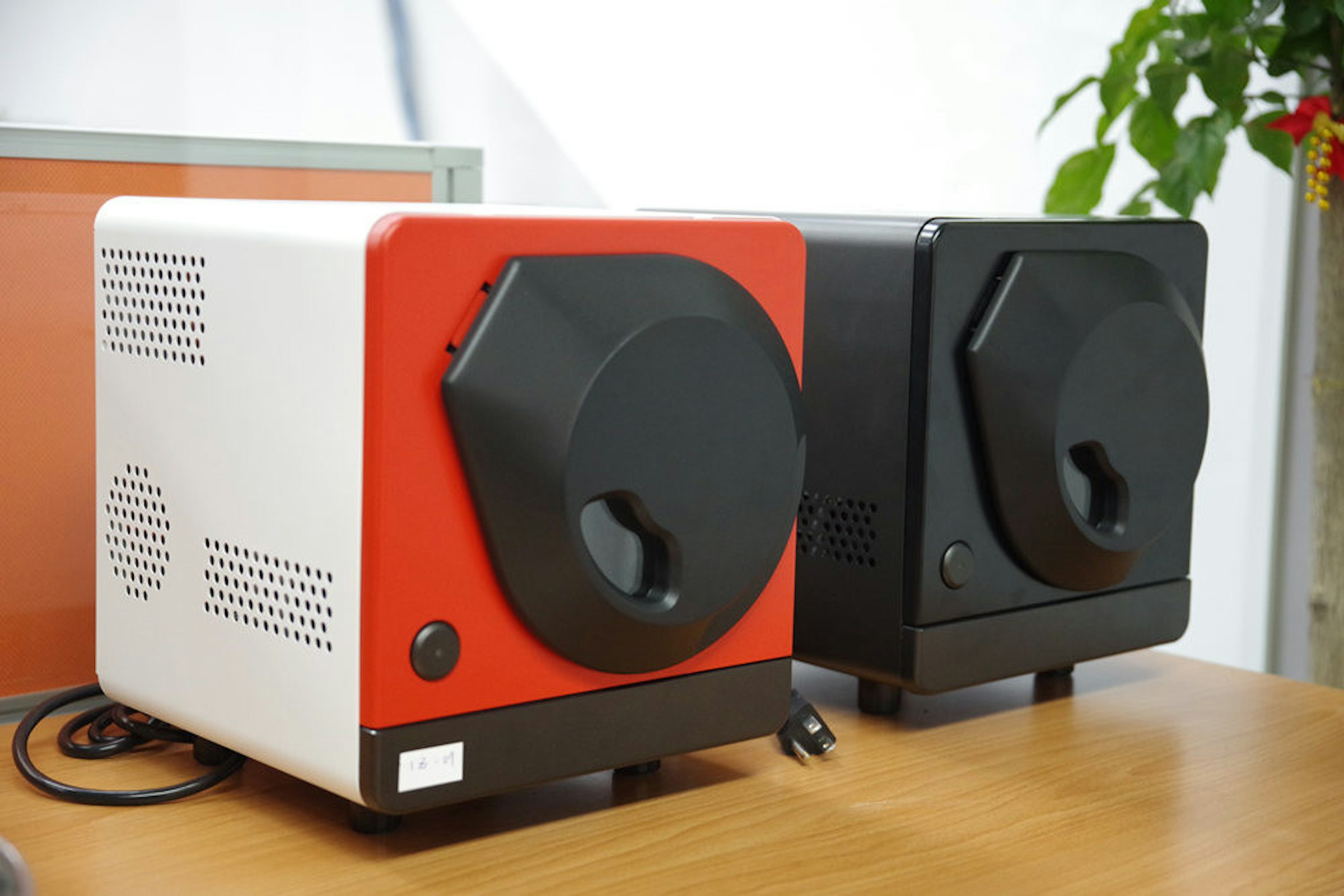 照片中包含了電腦音箱、電腦音箱、低音炮、音箱、擴音器
