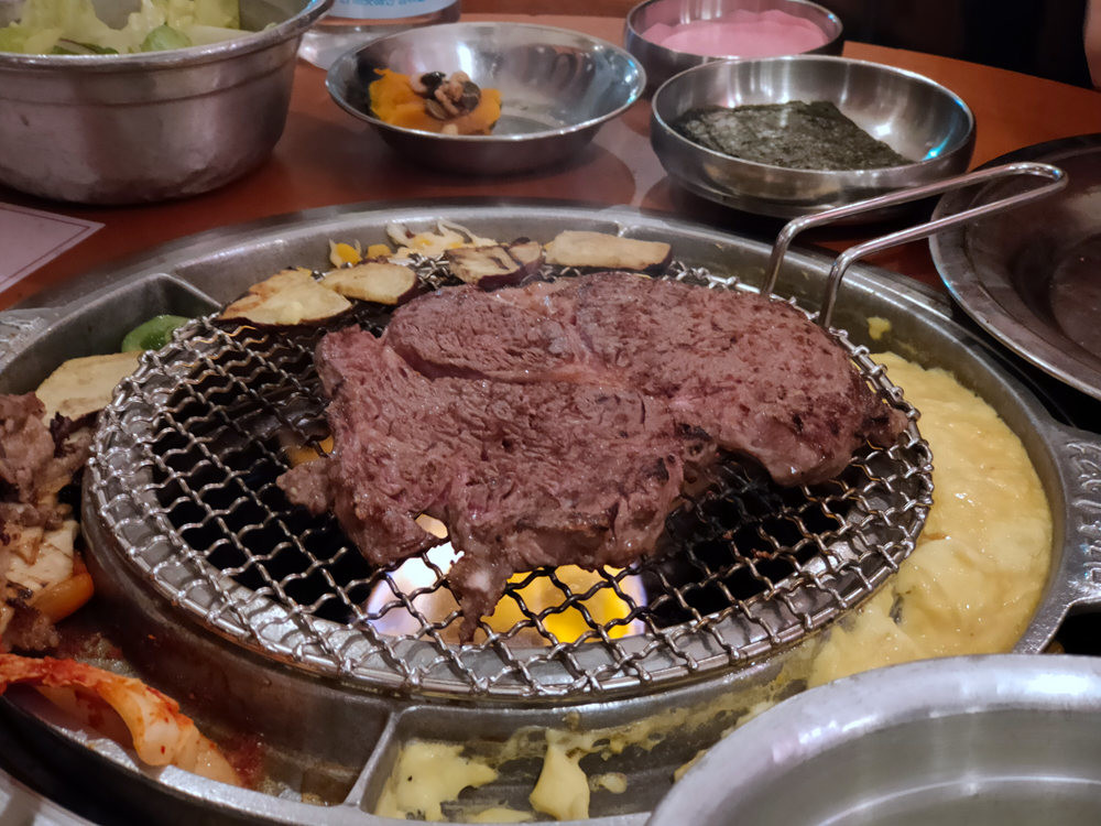 照片中包含了神户牛肉、布尔戈吉、加尔比、烤牛肉、焙烧