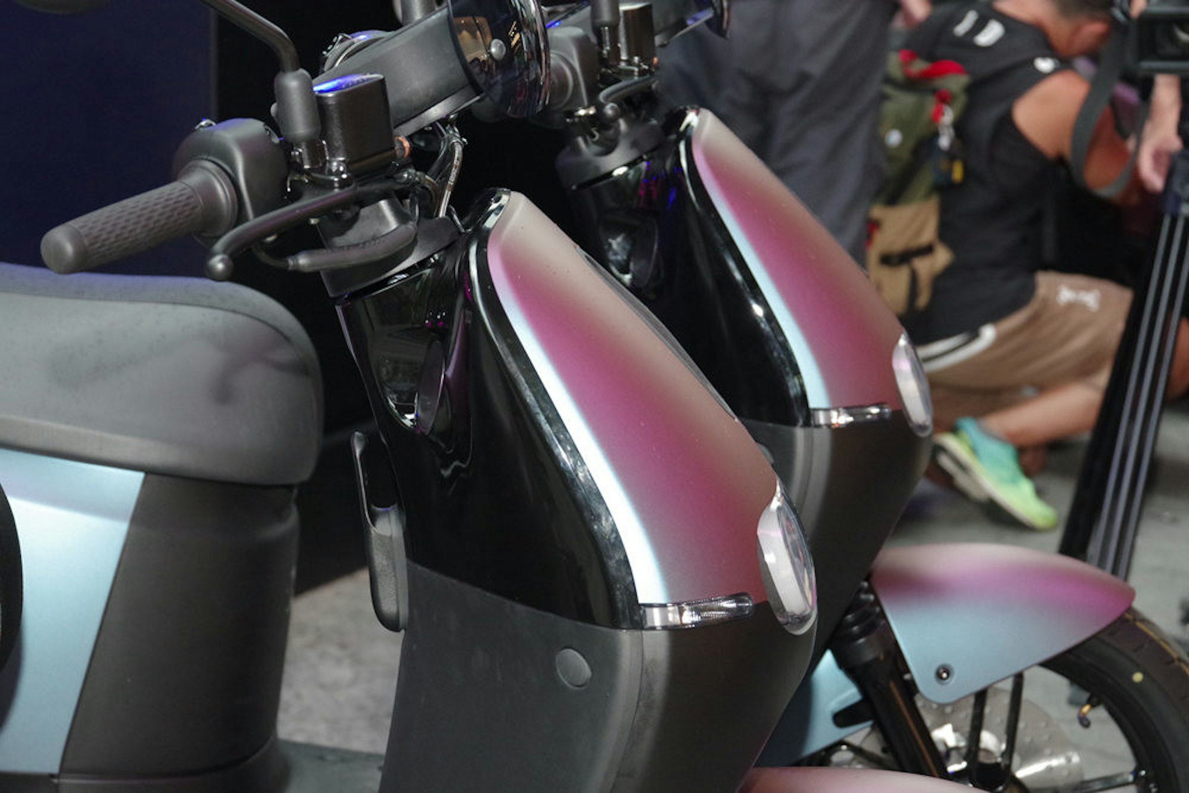 Car, Motorcycle, Motorcycle accessories, Motor vehicle, Automotive design, Vehicle, Design, Electric motor, car, Automotive design, Vehicle, Motorcycle, Scooter, Automotive lighting, Motorcycle accessories, Headlamp, Auto part, Footwear, Material property
