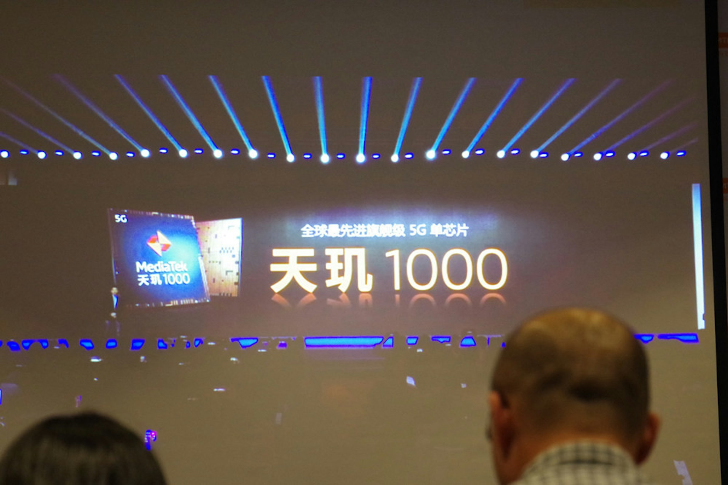 照片中提到了5G、全球最先进旗舰级 5G 单芯片、天现1000，跟Chromebook有關，包含了光、LED顯示屏、光、展示廣告、發光二極管