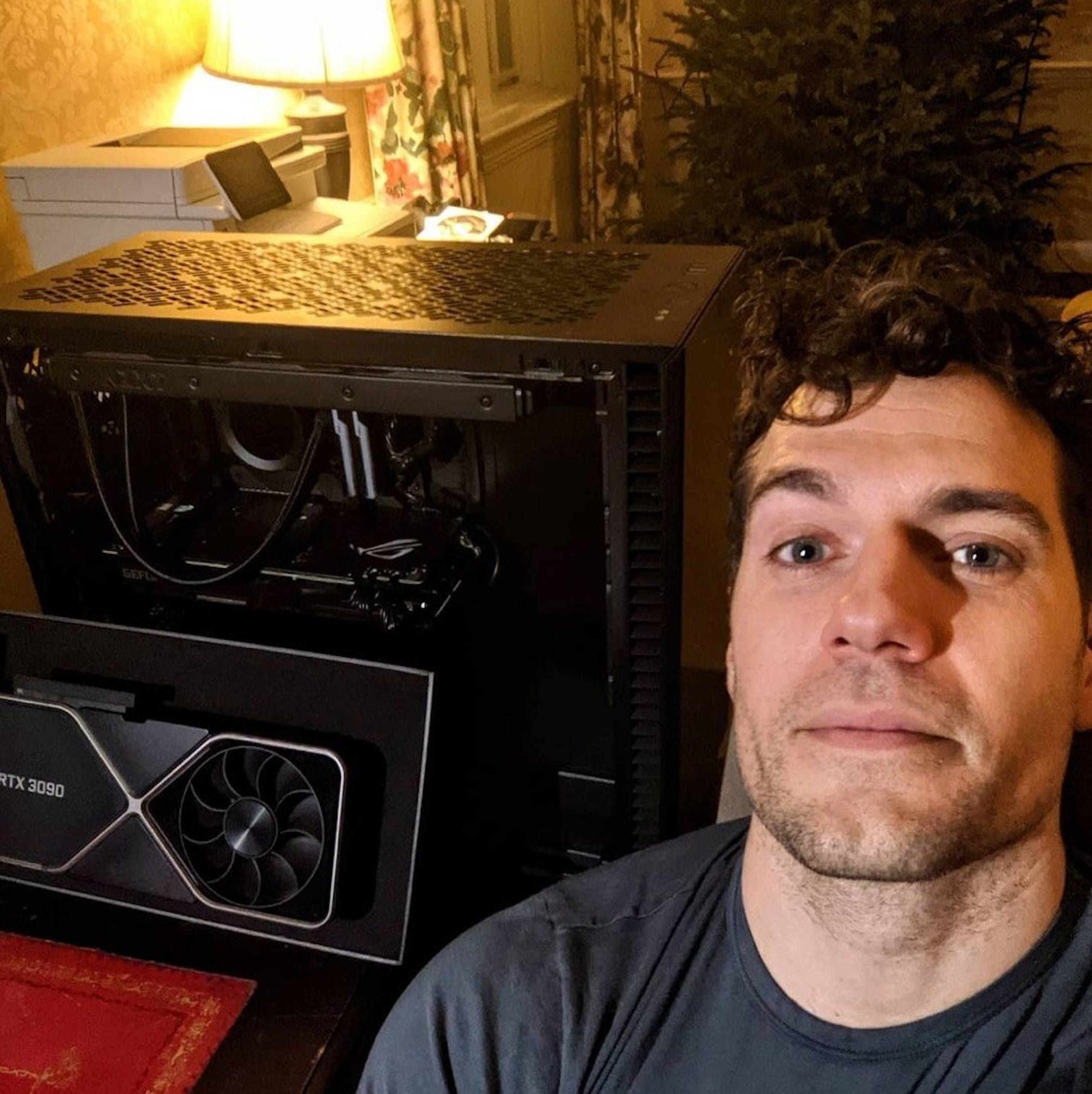 照片中提到了RTX 3090，包含了亨利·卡維爾、亨利·卡維爾、鋼鐵之軀、里維亞的杰拉特、薩福克第一公爵查爾斯·布蘭登