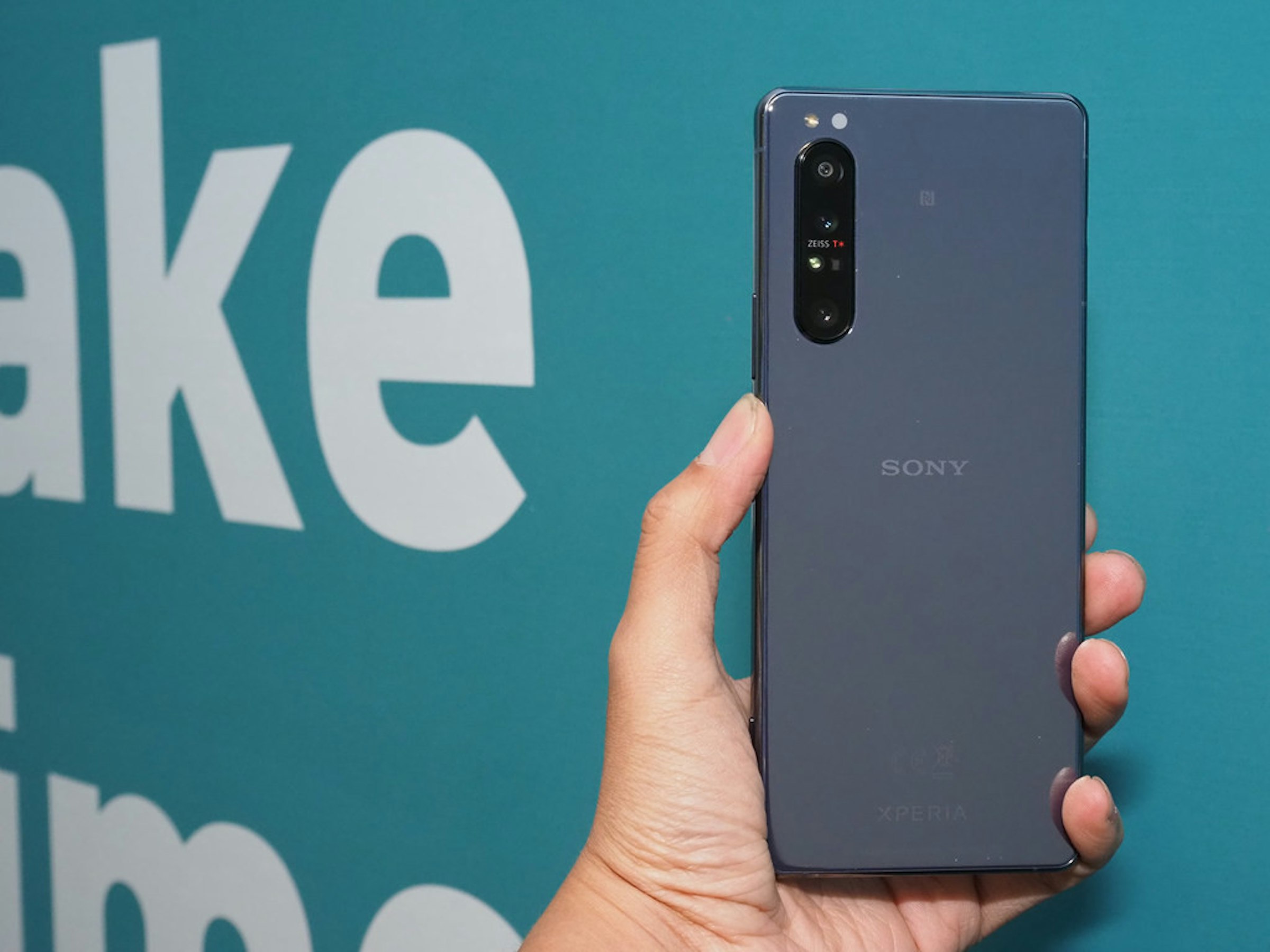 照片中提到了ake、ZEISS T+、SONY，跟別科有關，包含了功能手機、功能手機、手機、產品設計、蜂窩網絡