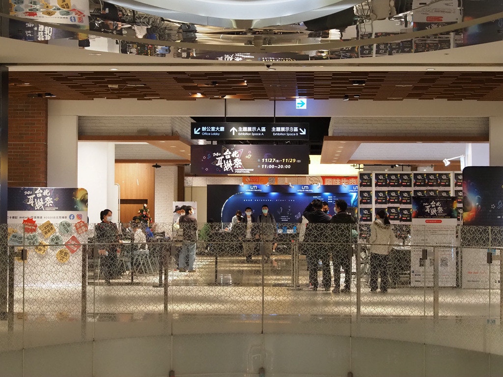 照片中提到了辦公室大廳、Office Lobby、主題展示A區 主題展示B區,包含了購物中心、購物中心、零售、購物