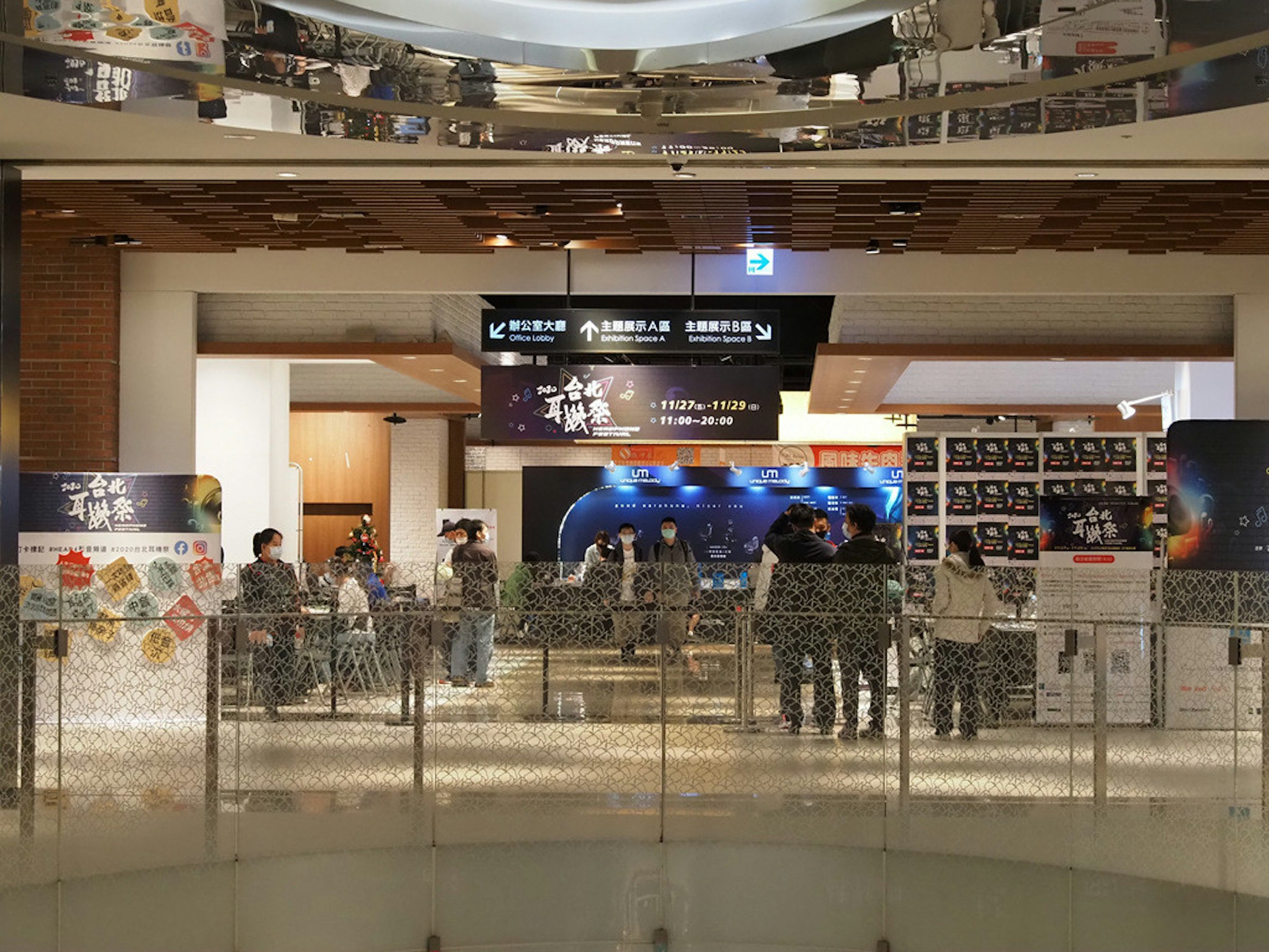 照片中提到了辦公室大廳、Office Lobby、主題展示A區 主題展示B區，包含了購物中心、購物中心、零售、購物
