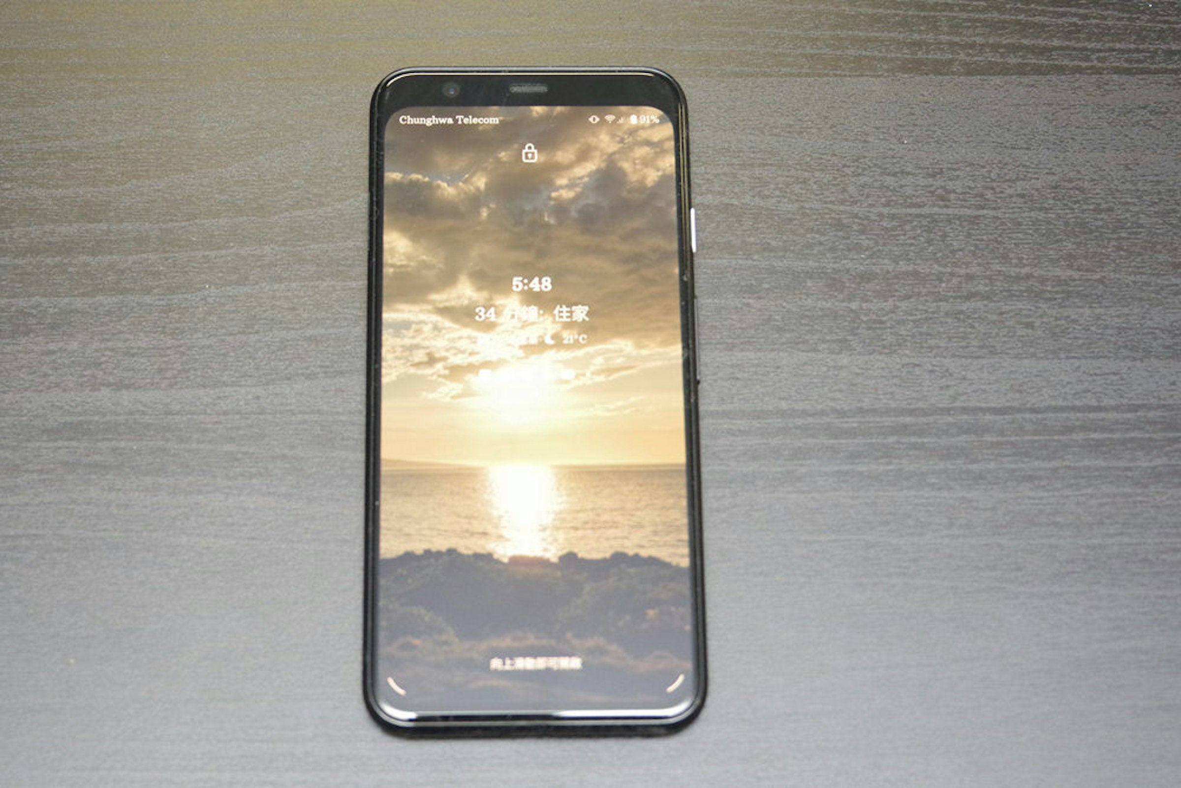 照片中提到了Chunghwa Telecom、O 01%、5:48，包含了功能手機、功能手機、手機、像素4、手機配件