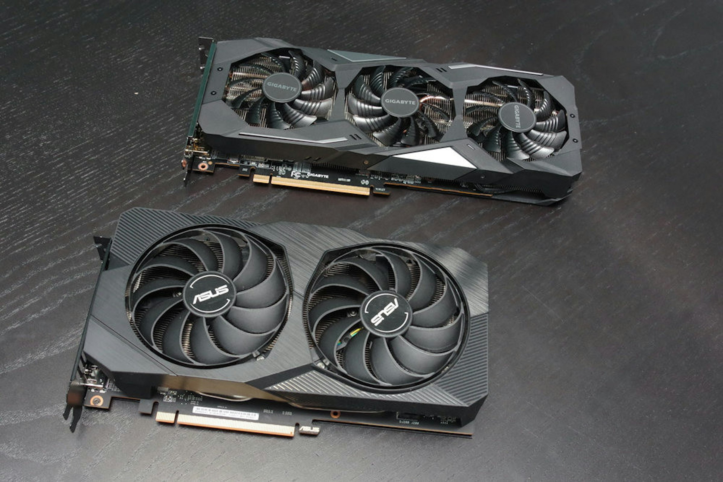 照片中提到了GIGABYTE、GIGABYTE，跟華碩、華碩有關，包含了電腦散熱、電腦散熱、產品設計、電腦、電腦硬件