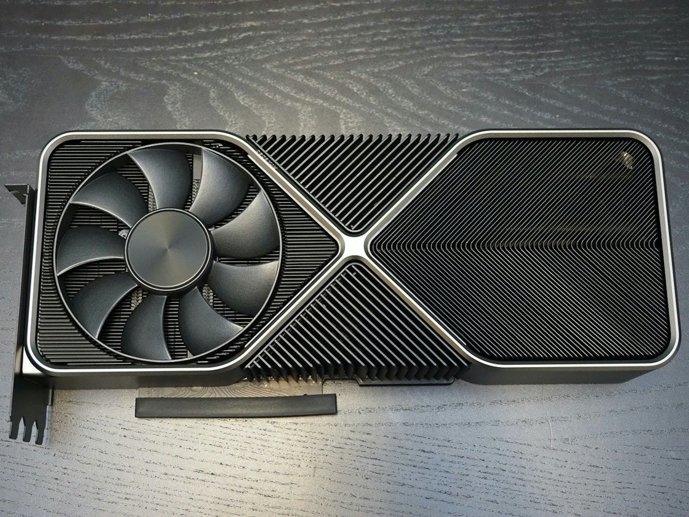 照片中跟o有關，包含了格柵、英偉達、電腦硬件、NVIDIA GeForce RTX 2080創始人版8GB GDDR6 PCI Express 3.0顯卡、雞