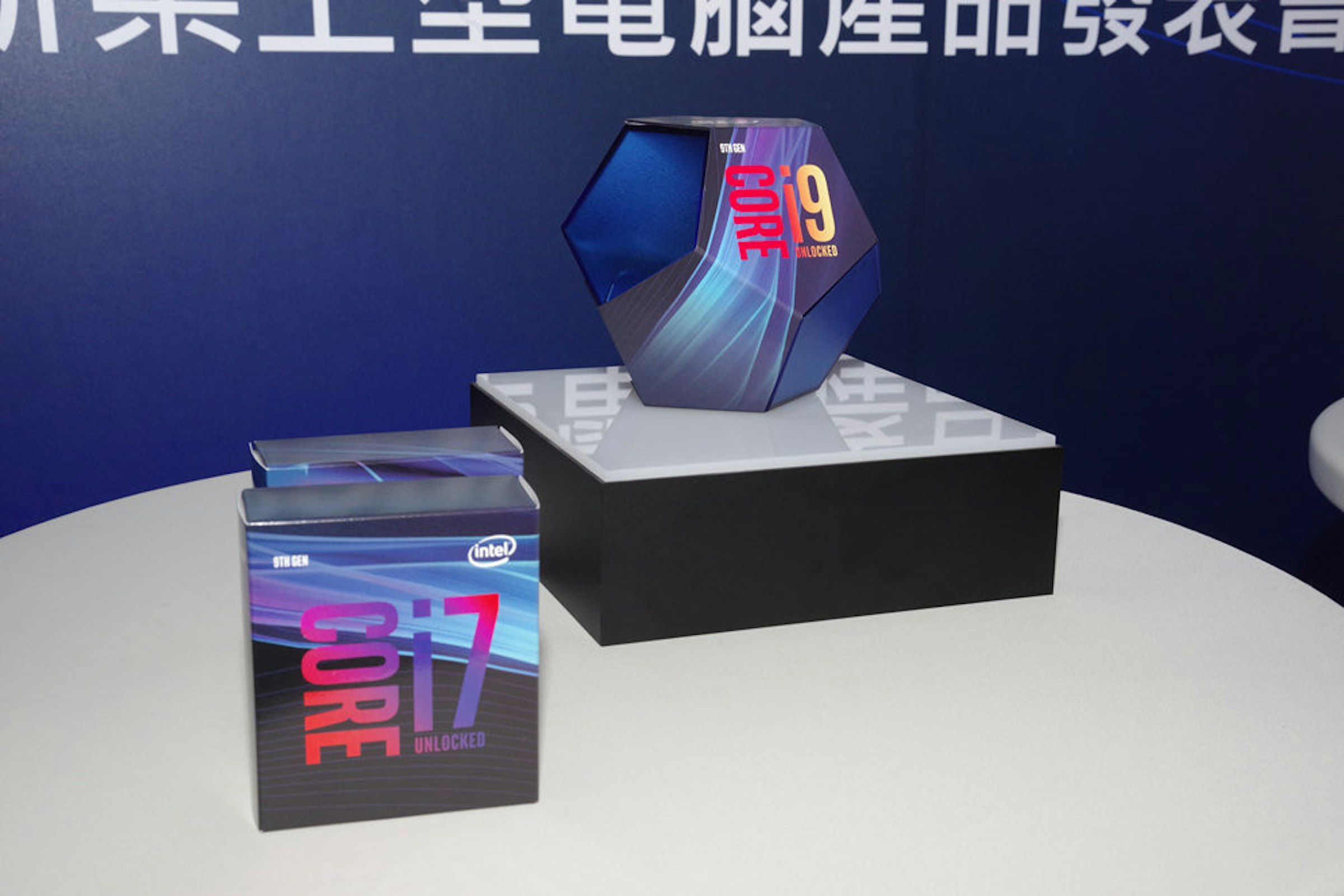 照片中提到了国生响5ヌ衣目、MLOCKED、STHGEN，包含了塑料、Advanced Micro Devices公司、英特爾、AMD銳龍7、AMD銳龍Threadripper