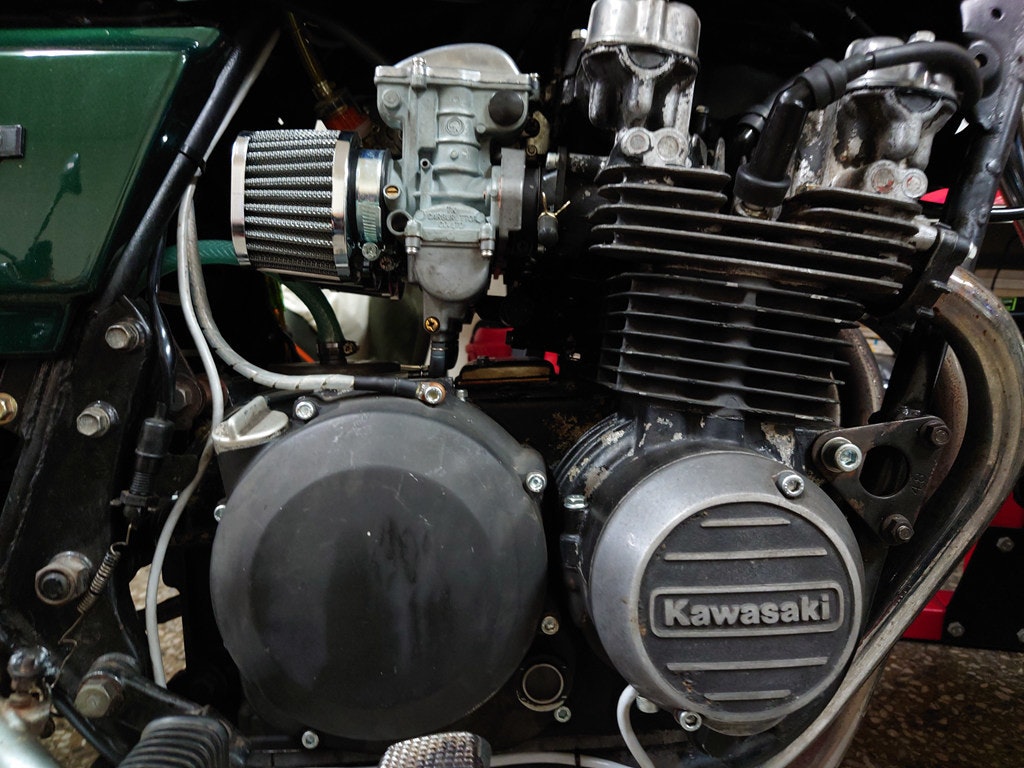 照片中提到了Kawasaki，跟川崎重工有关，包含了发动机、发动机、汽车、摩托车、摩托车