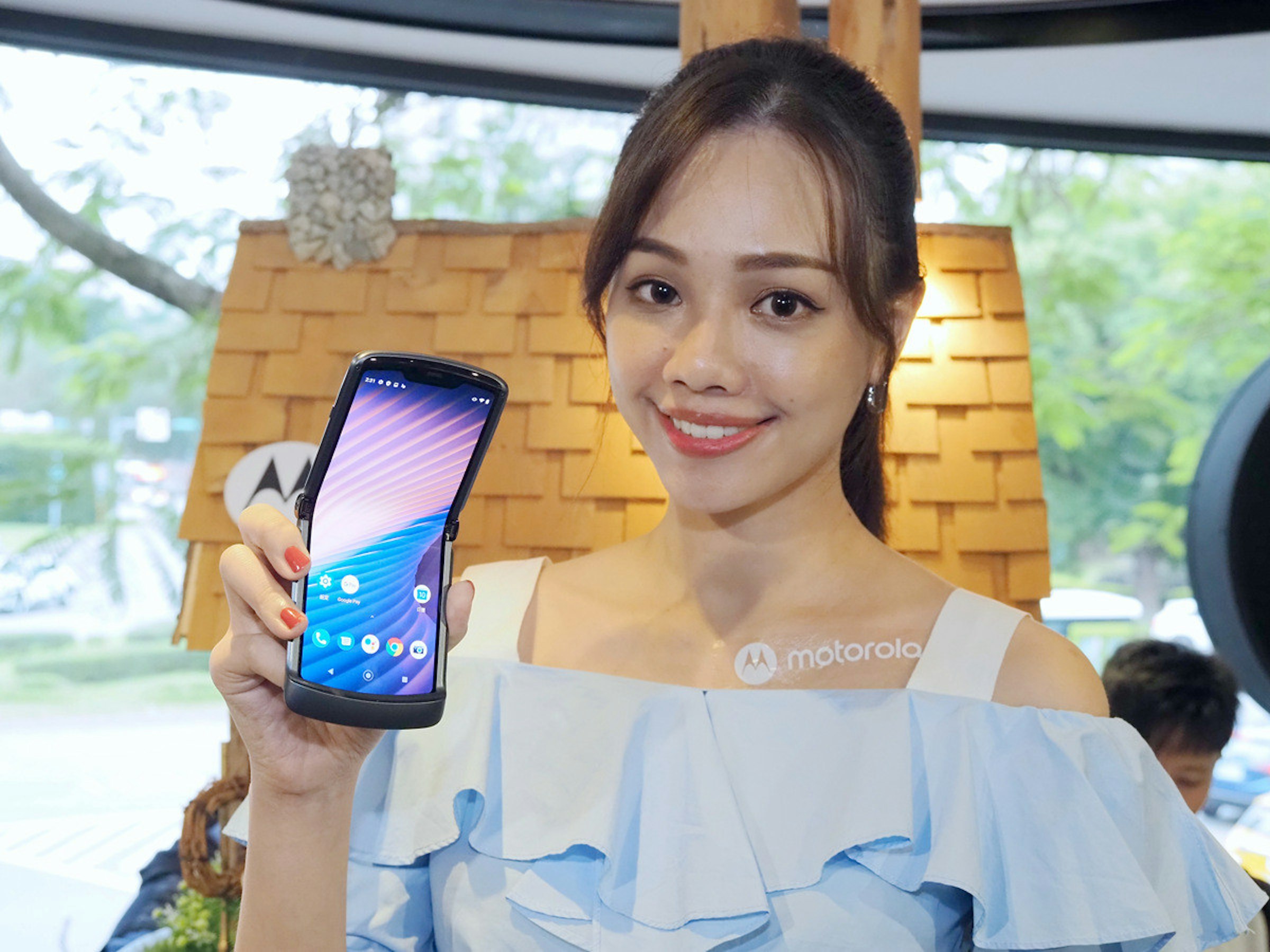照片中提到了Mmotorolo，跟摩托羅拉有關，包含了美女、長發、黑髮、產品、頭髮