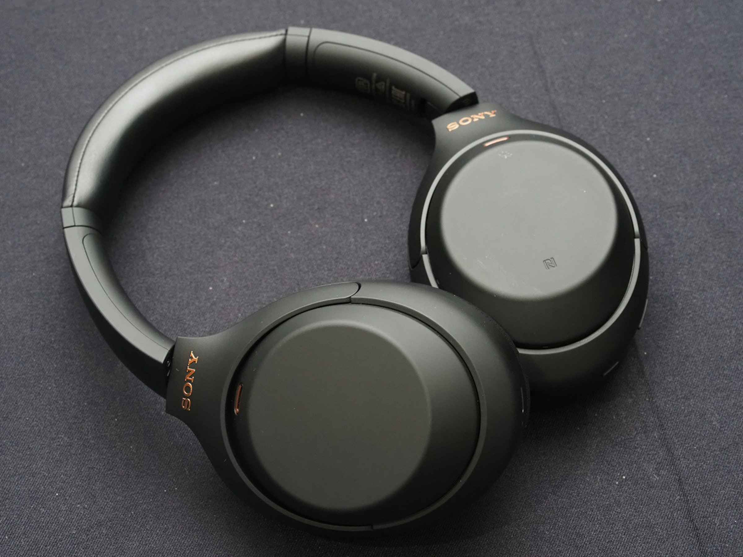 照片中提到了SONY、ANOS，跟了索尼有關，包含了頭戴式耳機、頭戴式耳機、產品設計、耳機、音響器材