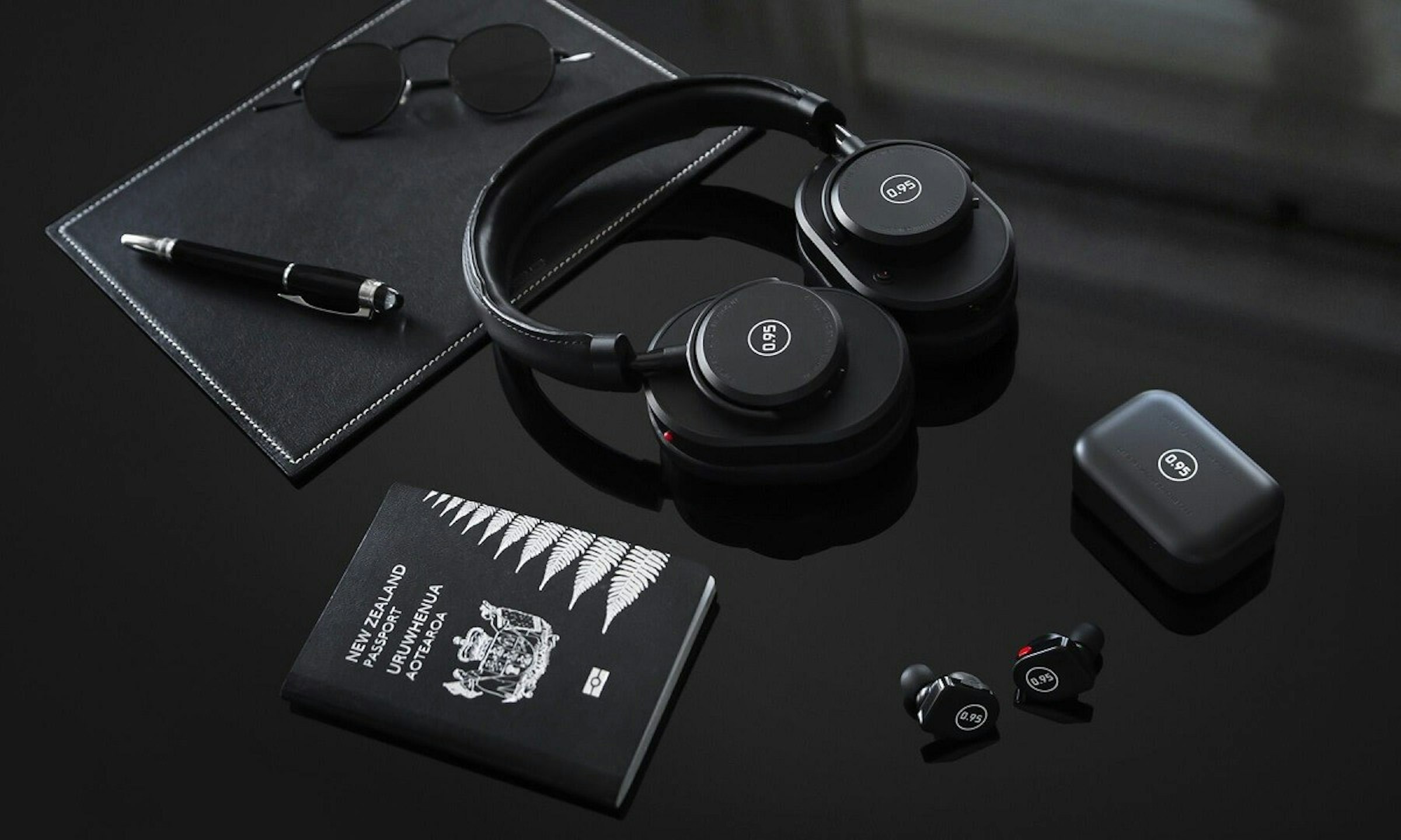 照片中提到了NEW ZEALAND、PASSPORT、URUWHENUA，包含了掌握和動態徠卡、Master＆Dynamic MW07 Plus真無線入耳式耳機、徠卡相機、掌握與動態、掌握與動態