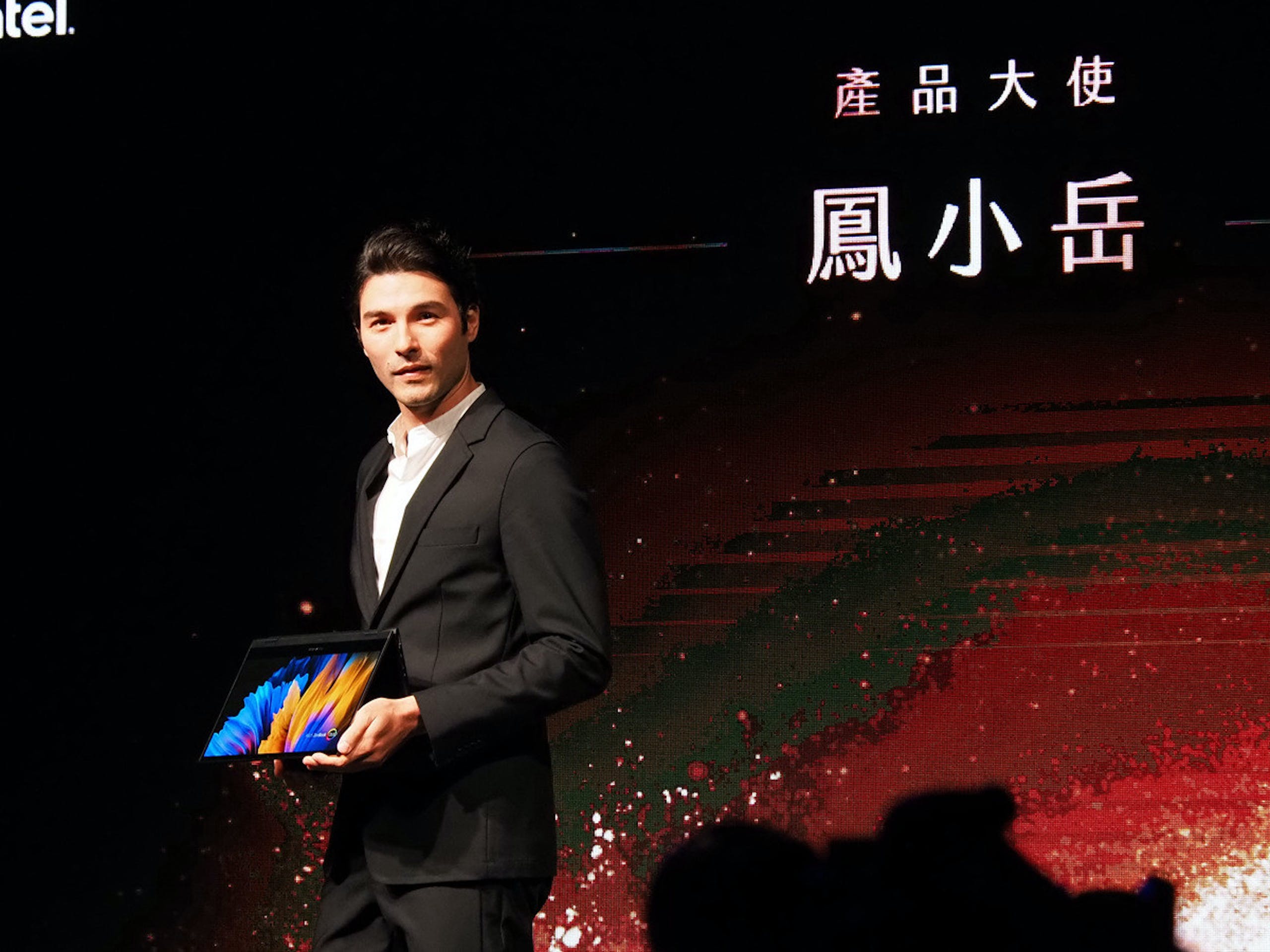 照片中提到了tel.、產品大使、鳳小岳，跟電傳有關，包含了晚、晚