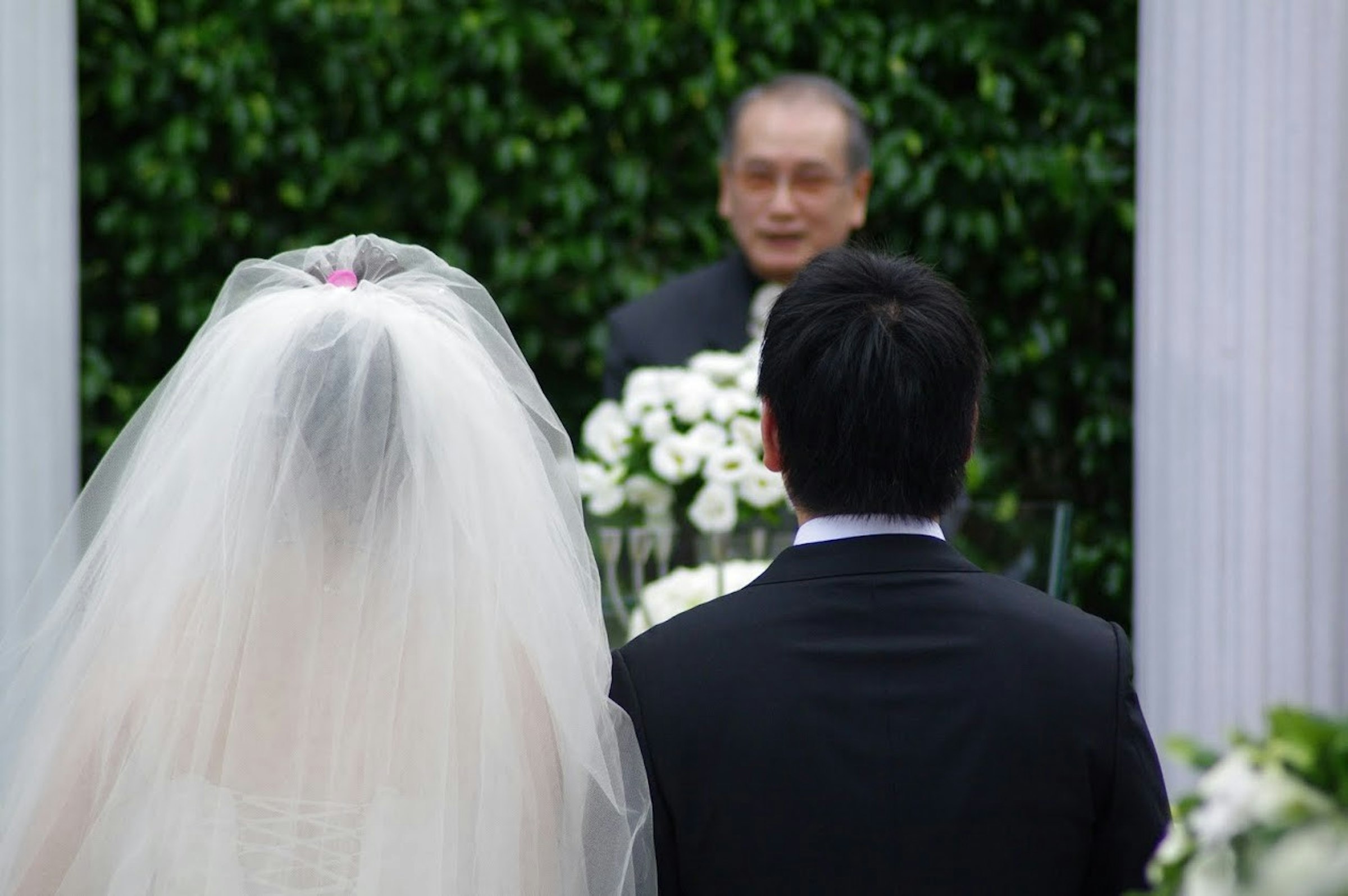 照片中包含了照片、花藝設計、婚紗禮服、婚宴、花束