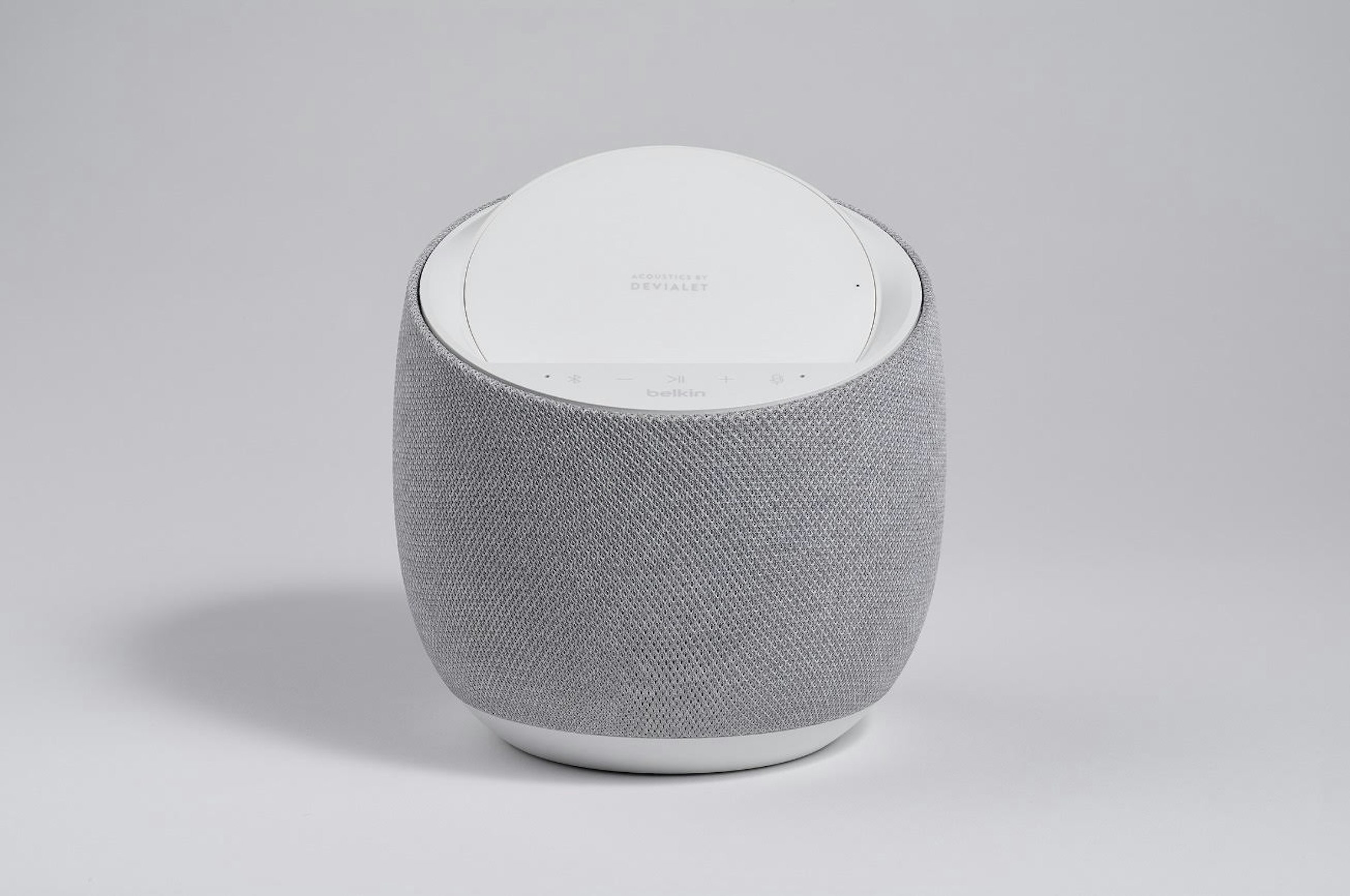 照片中提到了ACOUSTICBY、DEVIALET、belkin，包含了貝爾金SOUNDFORM ELITE、貝爾金SOUNDFORM ELITE、智能音箱、貝爾金、移動電話
