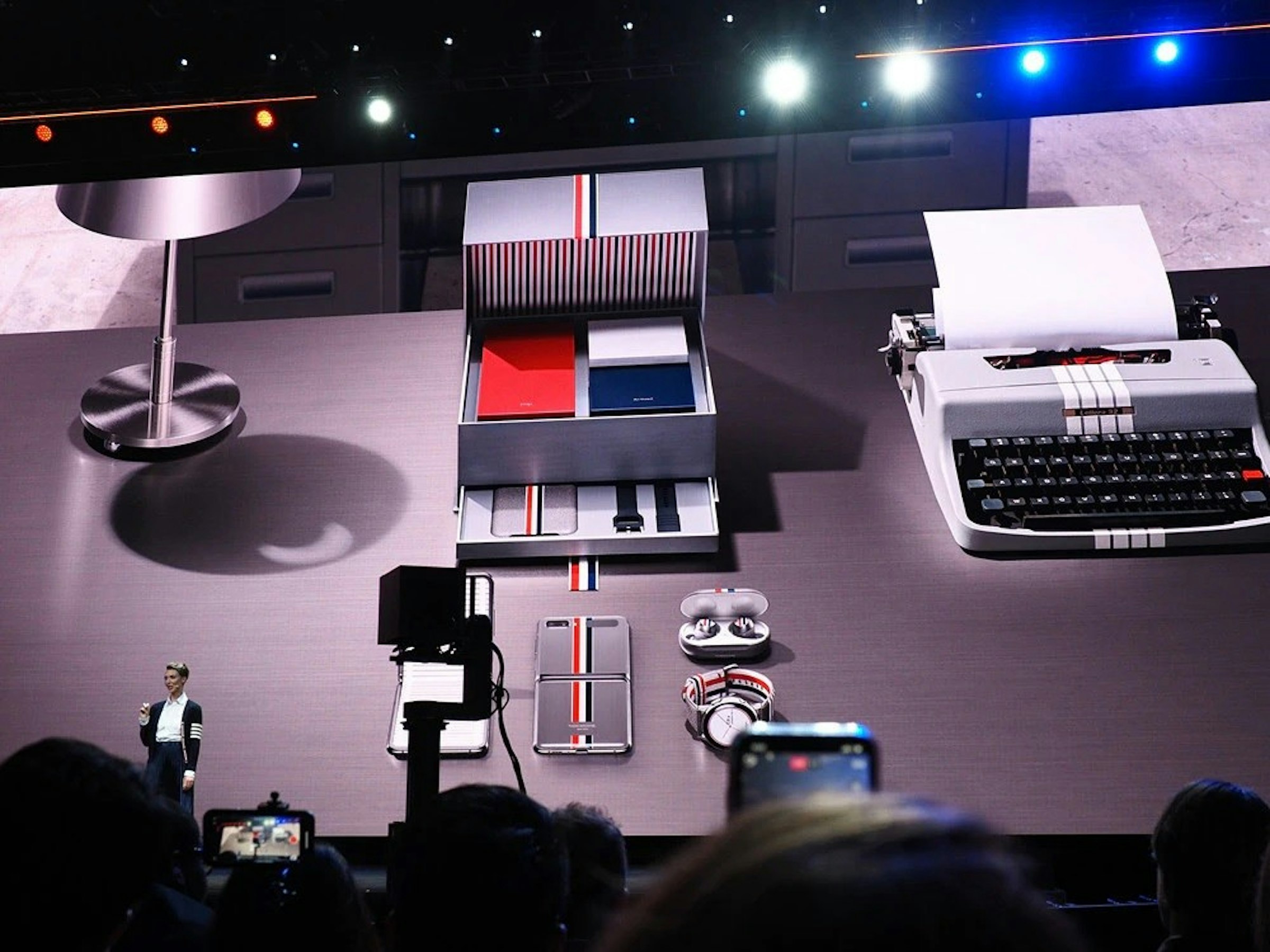 照片中包含了組合三星Z Flip、三星Galaxy Fold、三星銀河z翻轉、三星Galaxy Z Flip Thom Browne版、三星Galaxy S20 Ultra
