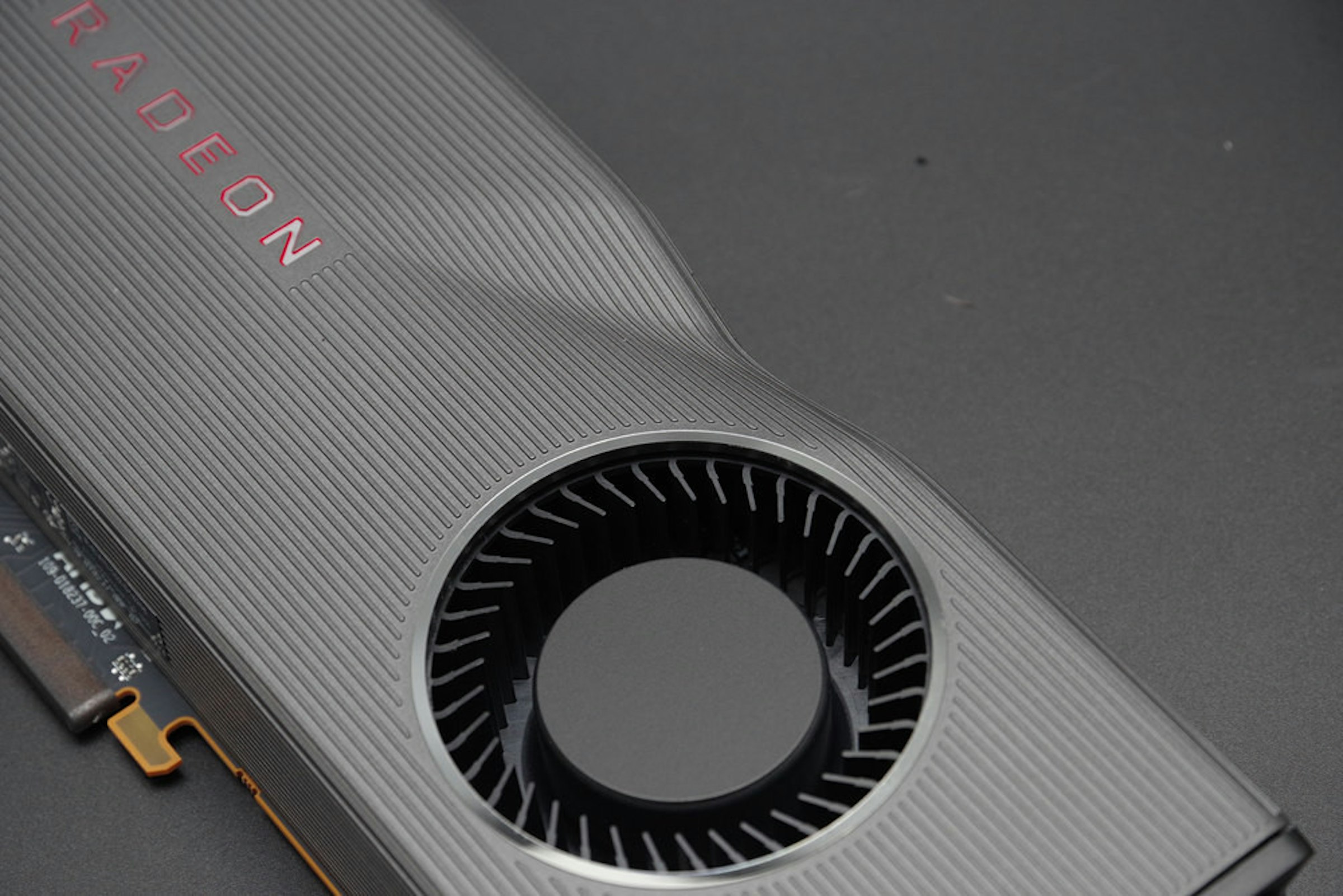 照片中提到了RADEON、109-01，包含了硬件、大眾尚酷、汽車、碳纖維、擾流板
