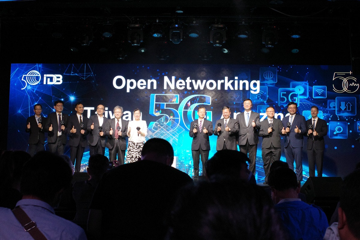 照片中提到了Open Networking、5G、Tiva，包含了思科網絡學院、搖滾音樂會、顯示裝置、公共關係、人群