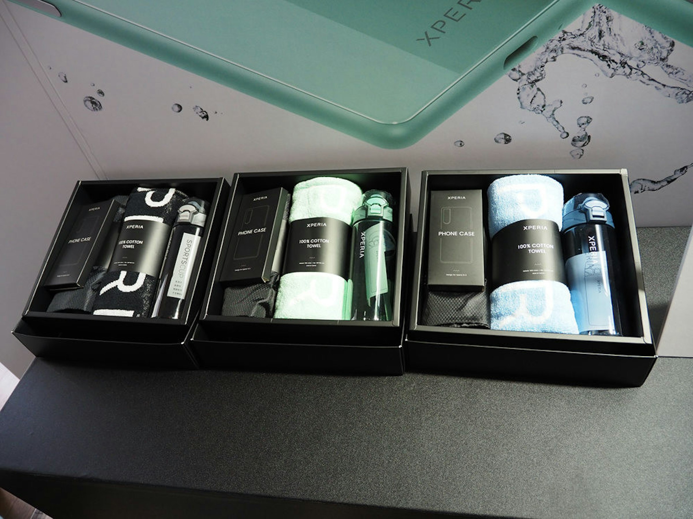 照片中提到了XPER、XPE、XPERIA，包含了電子產品、產品、電子產品、玻璃、牢不可破