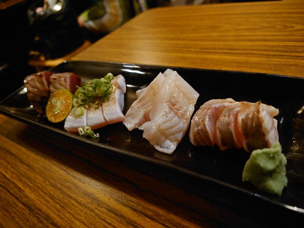 照片中包含了生鱼片、生鱼片、坂花、平乔、神户牛肉