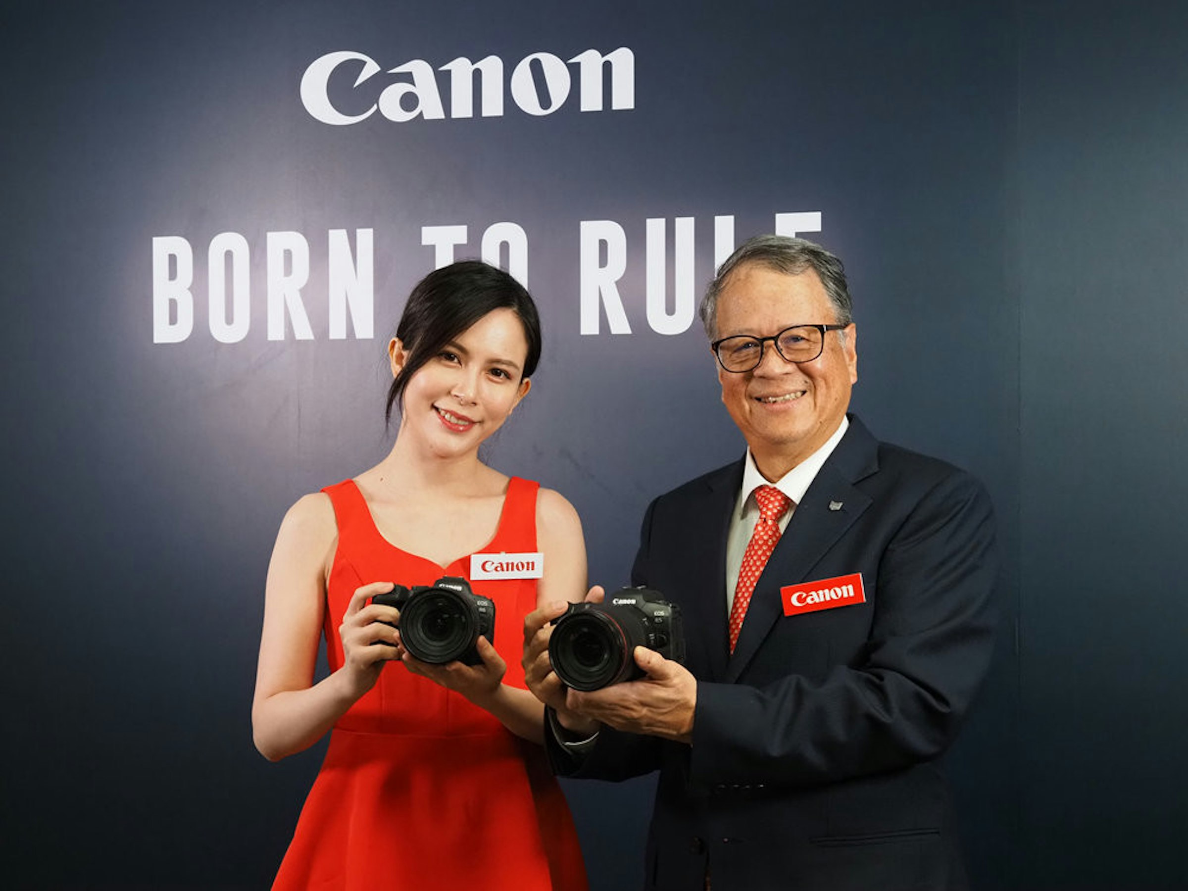 照片中提到了Canon、BORN RU、Canon，跟佳能公司有關，包含了佳能、公共關係、通訊、產品、社交名媛