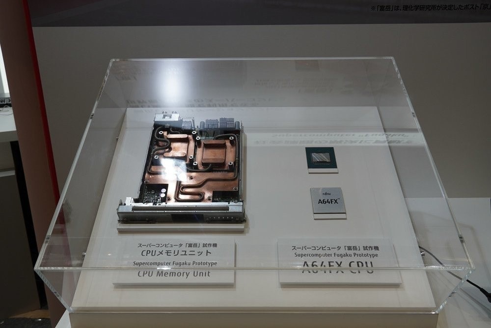 照片中提到了※「富岳」は、理化学研究所が決定したポスト「京、A64FX、スーパーコンピュータ「富岳」試作機，包含了電子產品、500強、富士通a64fx、府學、ARM架構