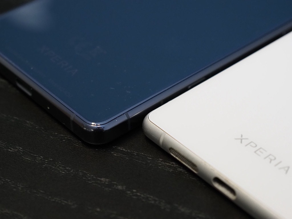 照片中提到了XPERIA、PERIA,跟索尼Xperia XA、英国航空有关,包含了手机、手机、功能手机、电脑、产品设计