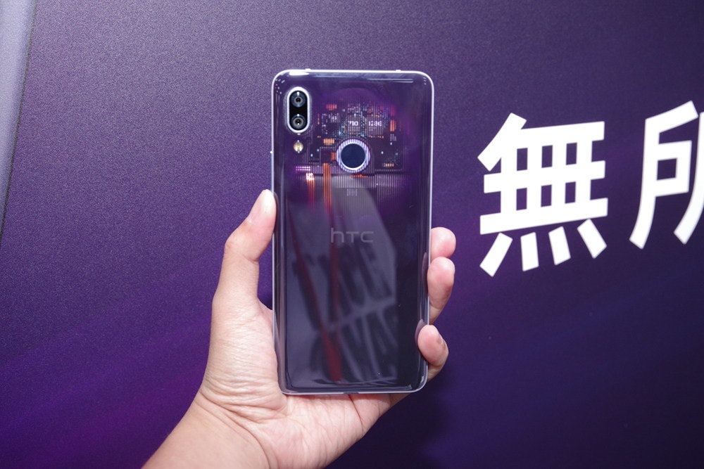 照片中提到了無历、hTC,包含了功能手機、功能手機、手機、HTC Wildfire、HTC Desire 19 Plus Dual Sim 64GB藍色