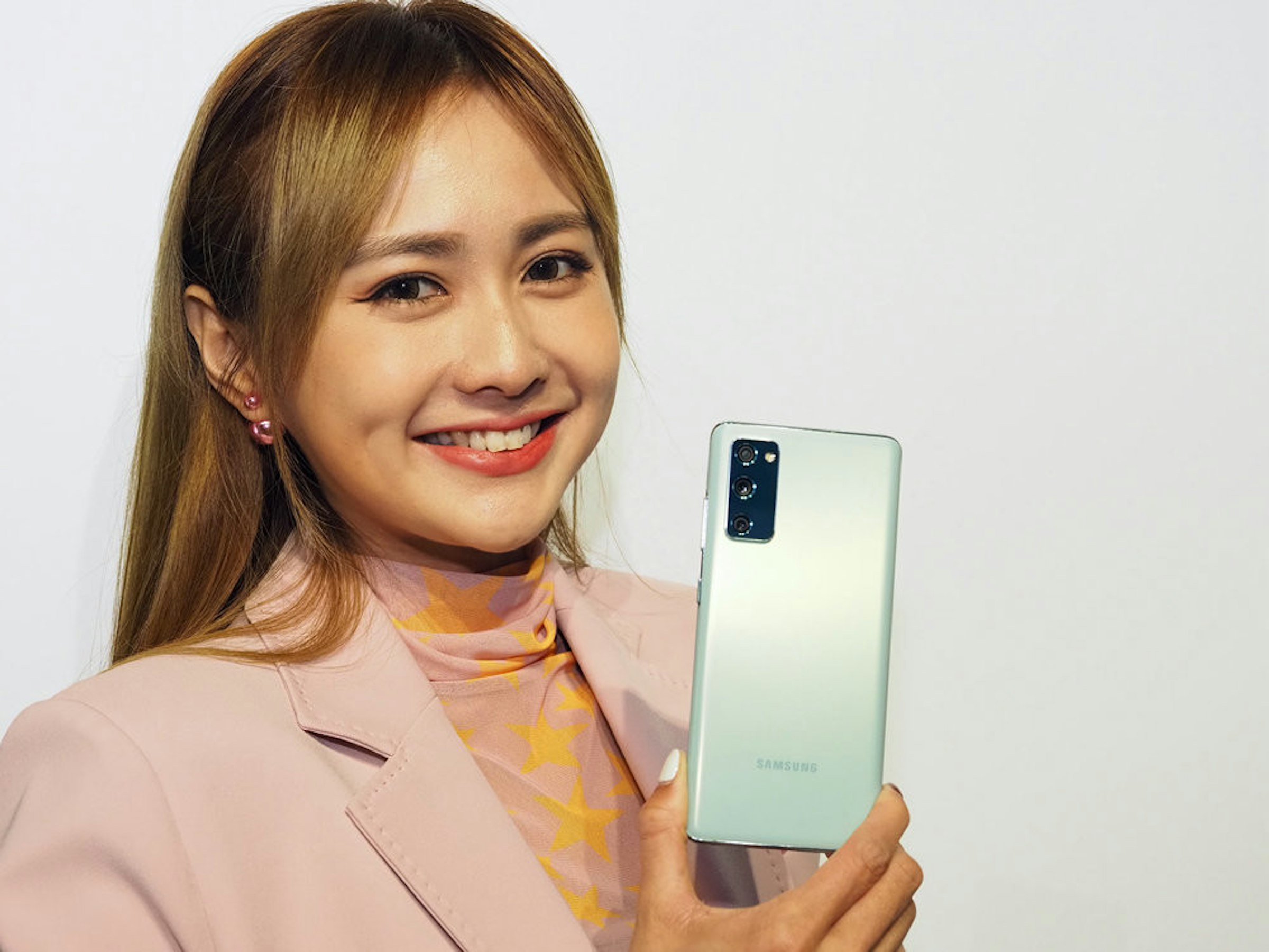 照片中提到了SAMSUNG，包含了美女、皮膚、電子產品、美人