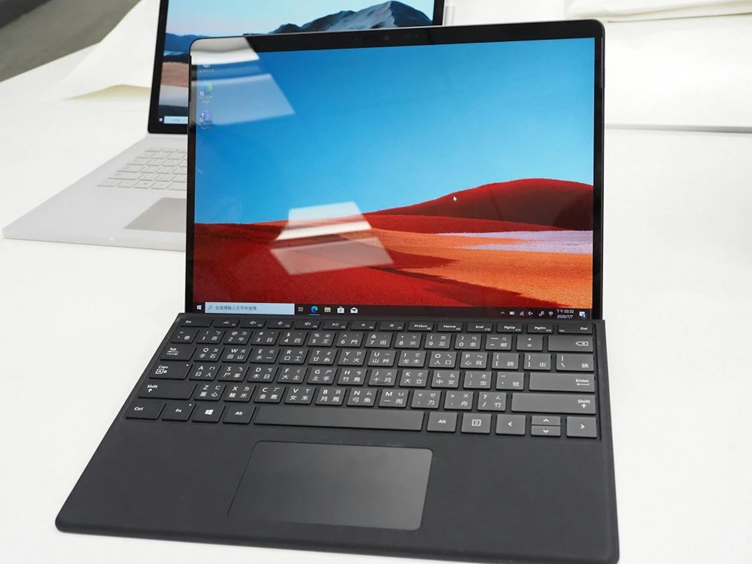 照片中提到了2000/n、eme、End，包含了上網本、Surface Pro X、電腦硬件、微軟公司、高通金魚草