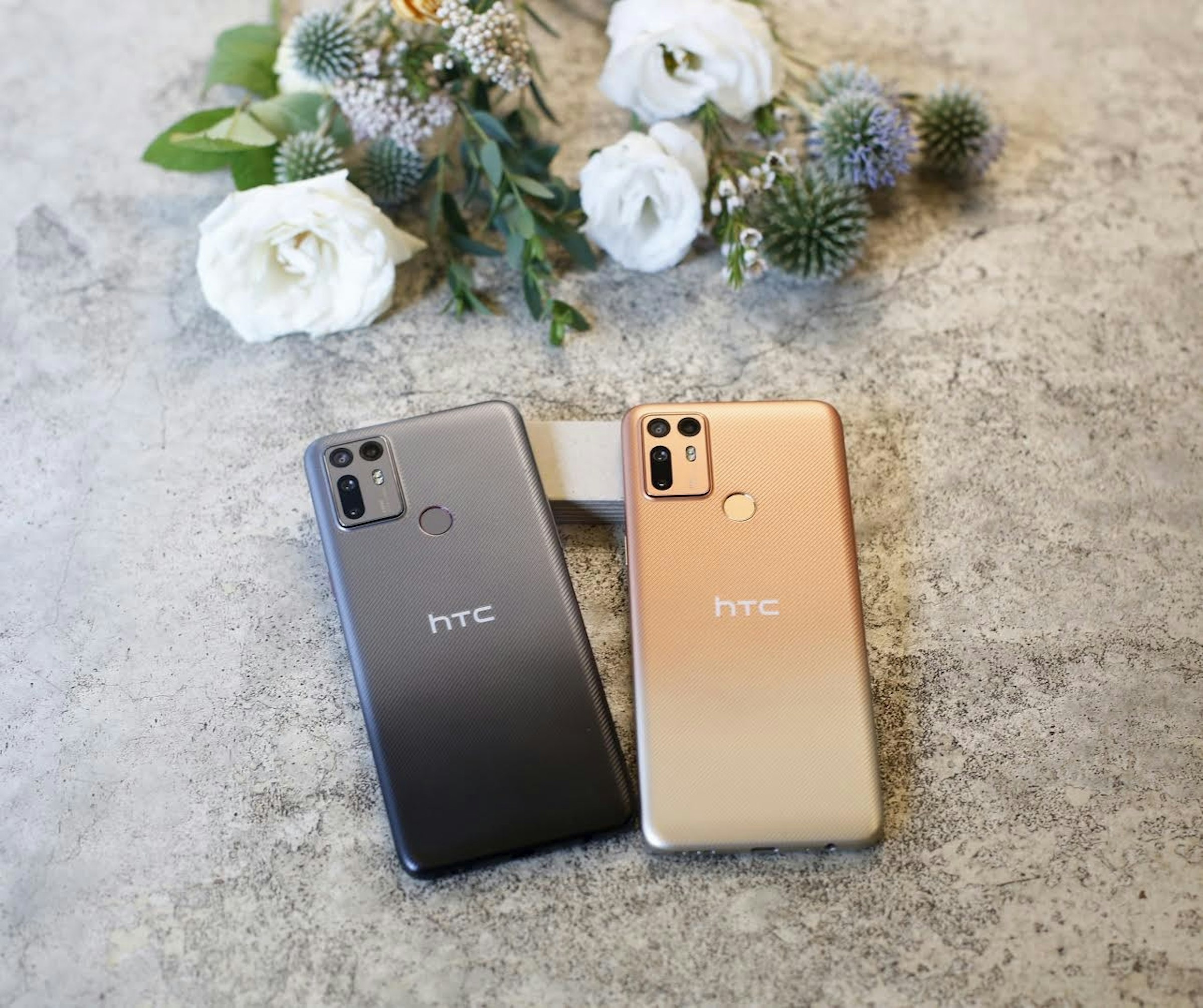 照片中提到了hTC、hTC，包含了手機、便攜式通訊設備、通訊、手機、電子產品