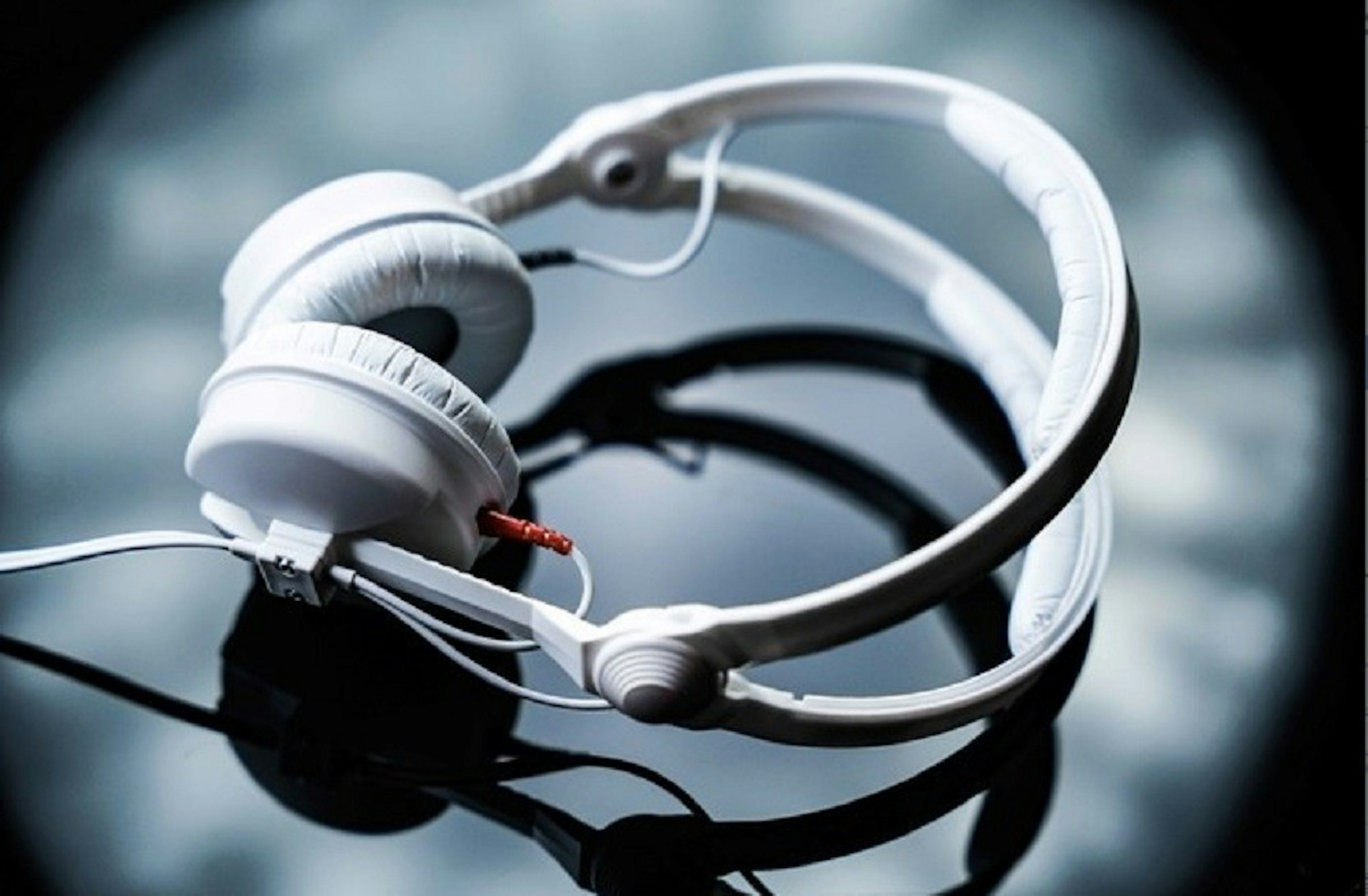 照片中包含了頭戴式耳機、森海塞爾、森海塞爾HD 25-1 II、音響器材、電子遊戲機