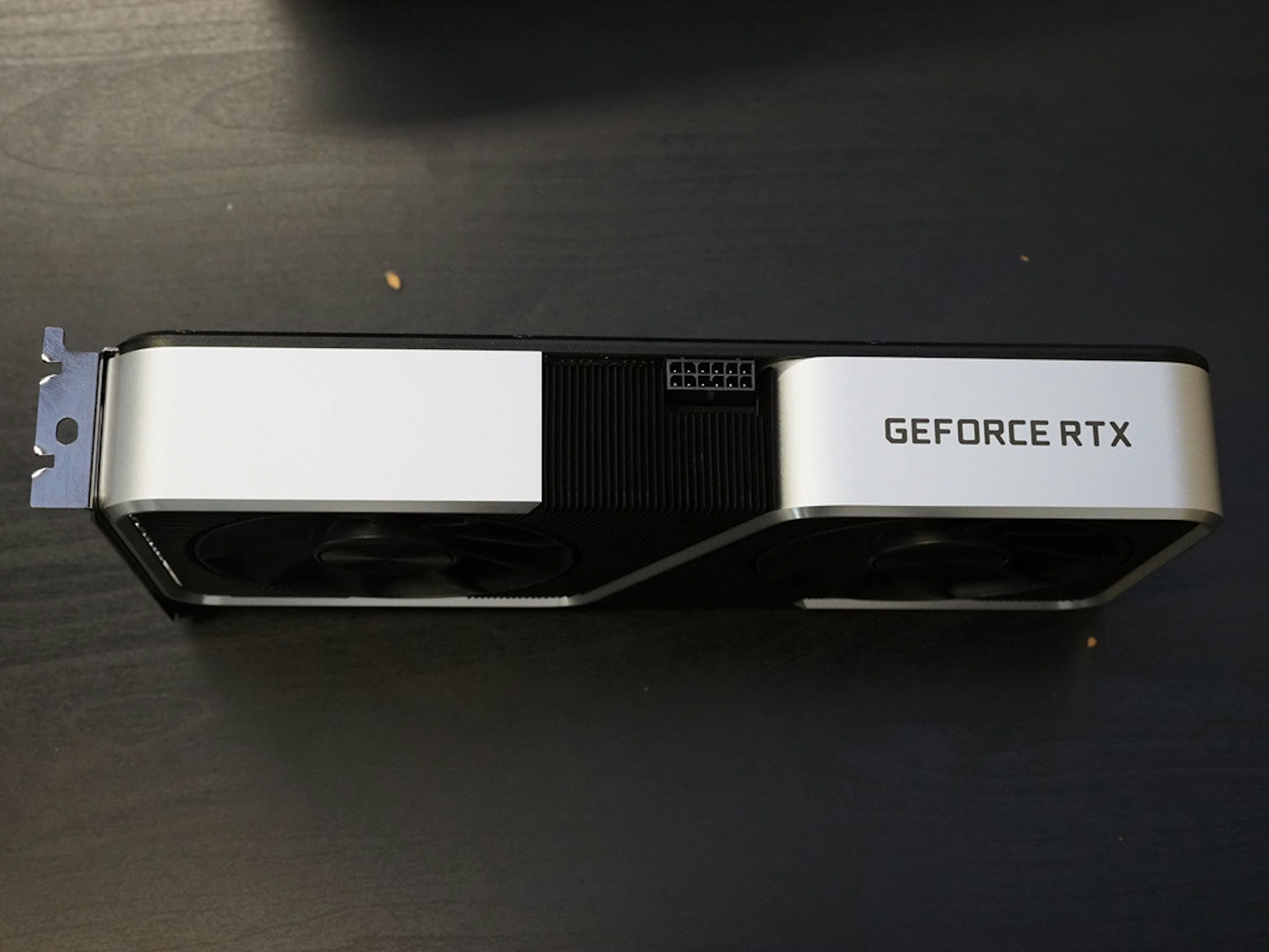照片中提到了GEFORCE RTX，包含了硬件、電子配件、產品設計、電子產品、保險槓