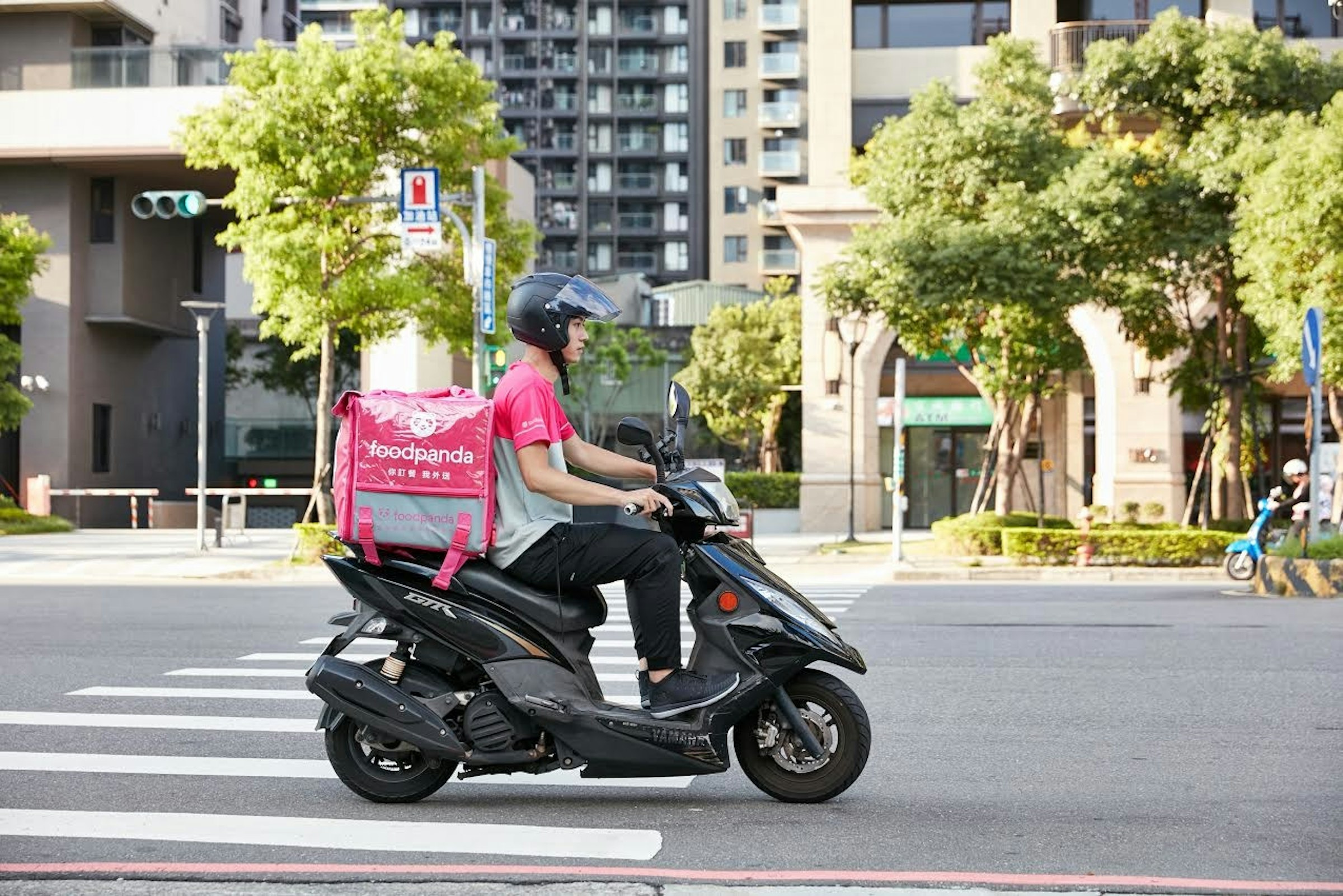 照片中提到了foodpanda、toodpanda，包含了汽車、汽車、街、摩托車、摩托車