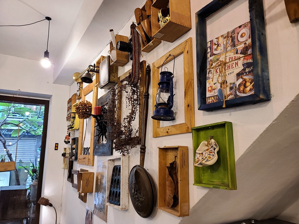 照片中提到了PARIS、KNEHEN SSONS、ARLE,包含了室内设计、室内设计服务、艺术、展览、设计