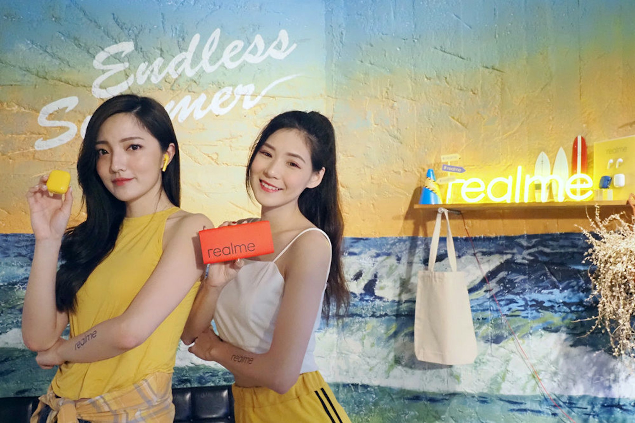 照片中提到了Endless、Sner、realme，包含了美女、黃色、產品、女士M糖果有限公司、美人